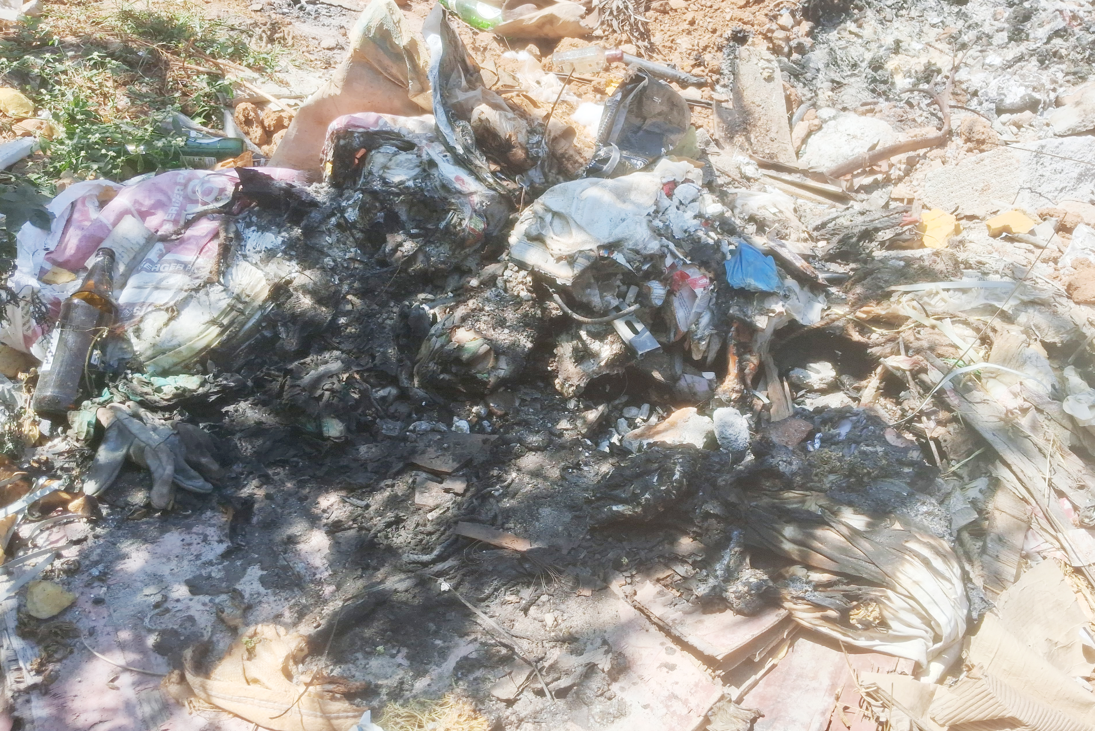 ಜಿಲ್ಲಾ ಆಸ್ಪತ್ರೆಯಲ್ಲಿ ವೈದ್ಯಕೀಯ ತ್ಯಾಜ್ಯಕ್ಕೆ ಬೆಂಕಿ ಹಚ್ಚಿರುವುದು