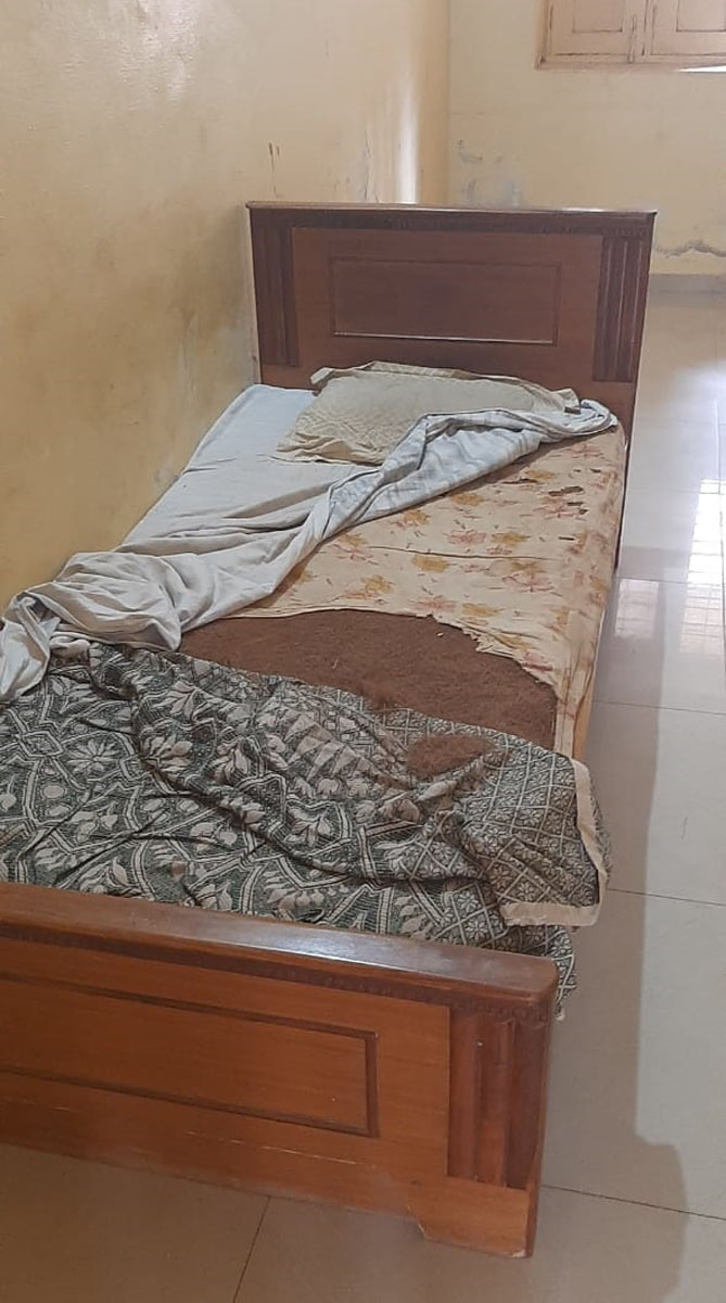 ಪ್ರವಾಸಿ ಮಂದಿರ ಬೆಡ್‌ಗಳು ಕಿತ್ತು ಹೋಗಿರುವುದು