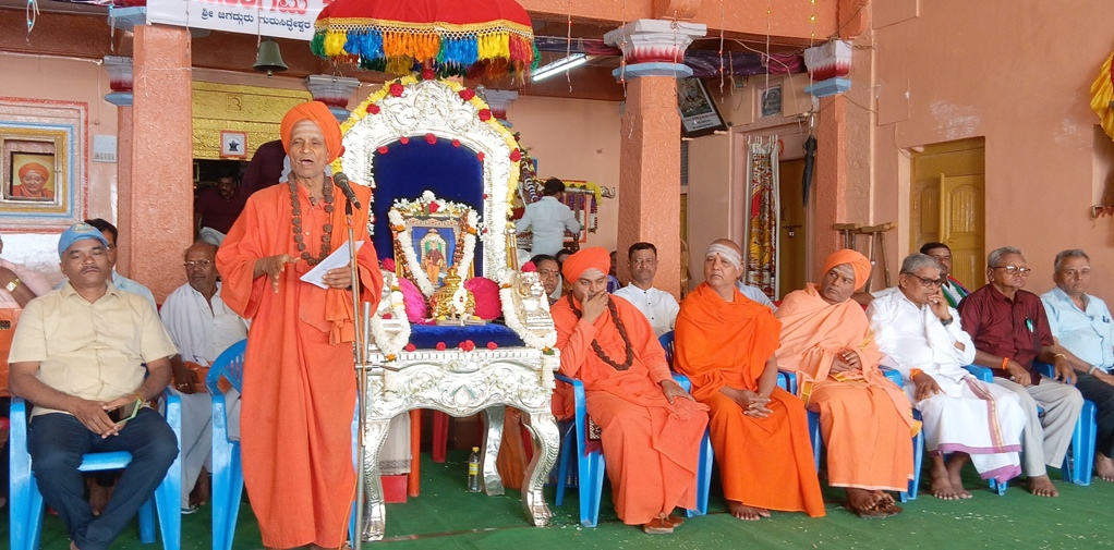 ಗುಳೇದಗುಡ್ಡ ಪಟ್ಟಣದ ಗುರುಸಿದ್ದೇಶ್ವರ ಬೃಹನ್ಮಠದಲ್ಲಿ  ಗುರುಸಿದ್ಧ ಪಟ್ಟದಾರ್ಯ ಶ್ರೀಗಳ 40ನೇ ವಾರ್ಷಿಕ ಪುಣ್ಯರಾಧನೆಯ ಶರಣ ಸಂಗಮ ಸಮಾರೋಪ ಹಾಗೂ ಸರ್ವಧರ್ಮ ಉಚಿತ ಸಾಮೂಹಿಕ ವಿವಾಹ ಸಮಾರಂಭದ ಸಾನಿಧ್ಯ ವಹಿಸಿ ಶಿರೂರು ಮಹಾಂತ ತೀರ್ಥದ ಬಸವಲಿಂಗ ಸ್ವಾಮೀಜಿ ಮಾತನಾಡಿದರು