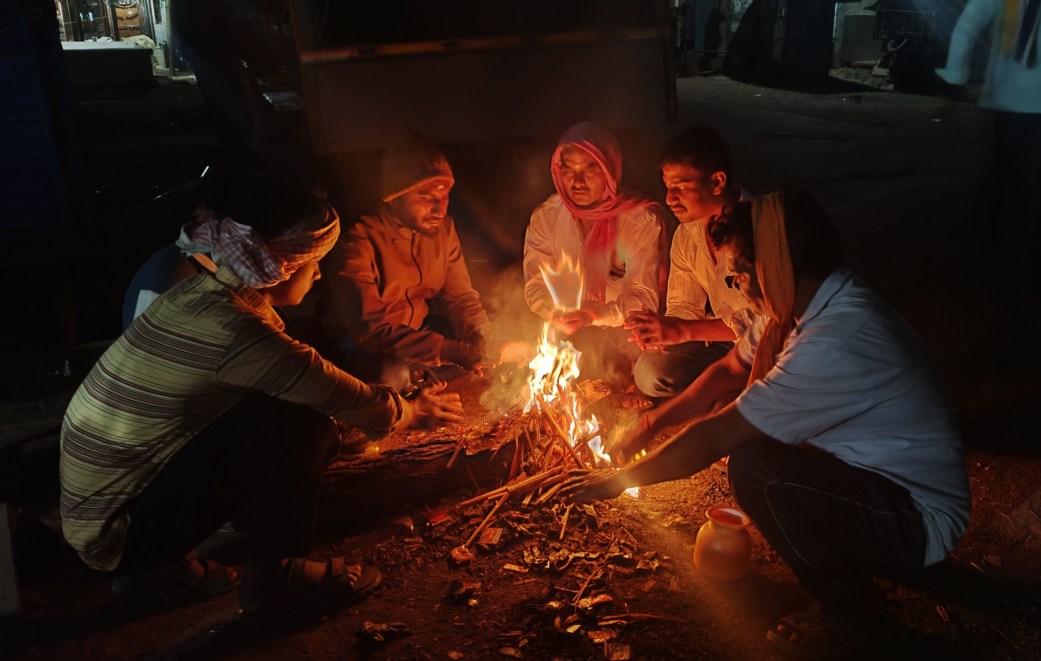 ಹಾವೇರಿಯಲ್ಲಿ ಚಳಿ ಹೆಚ್ಚಿರುವುದರಿಂದ ಜನರು ಬೆಂಕಿ ಕಾಯಿಸಿಕೊಂಡರು