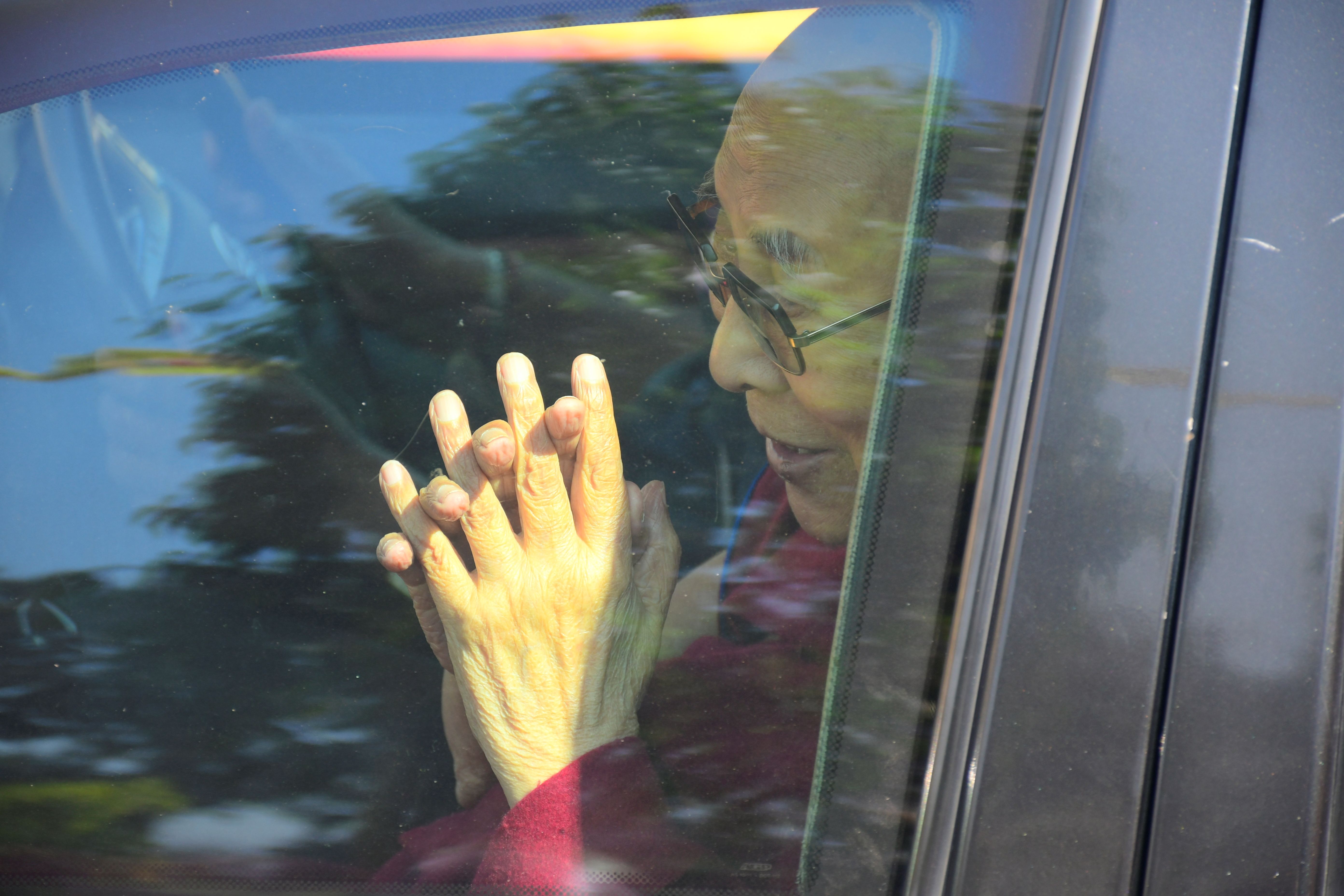 ಕಾರಿನಲ್ಲಿ ಕುಳಿತುಕೊಂಡು ತೆರೆಯದ ಕಿಟಕಿಯಿಂದ ಕೈಮುಗಿದ ದಲೈಲಾಮಾ