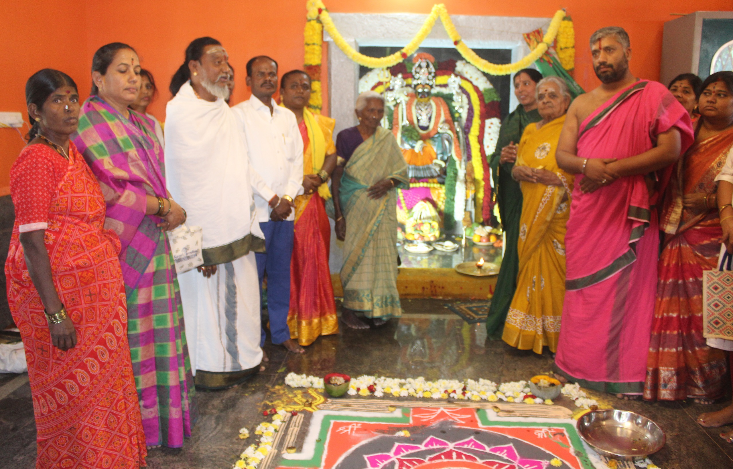 ಆನೇಕಲ್ ತಾಲ್ಲೂಕಿನ ಮುತ್ತಾನಲ್ಲೂರು ಗ್ರಾಮದಲ್ಲಿ ಓಂ ಶಕ್ತಿ ದೇವಾಲಯದಲ್ಲಿ ಮಂಡಲ ಪೂಜೆಯಲ್ಲಿ ಪಾಲ್ಗೊಂಡಿದ್ದ ಭಕ್ತರು