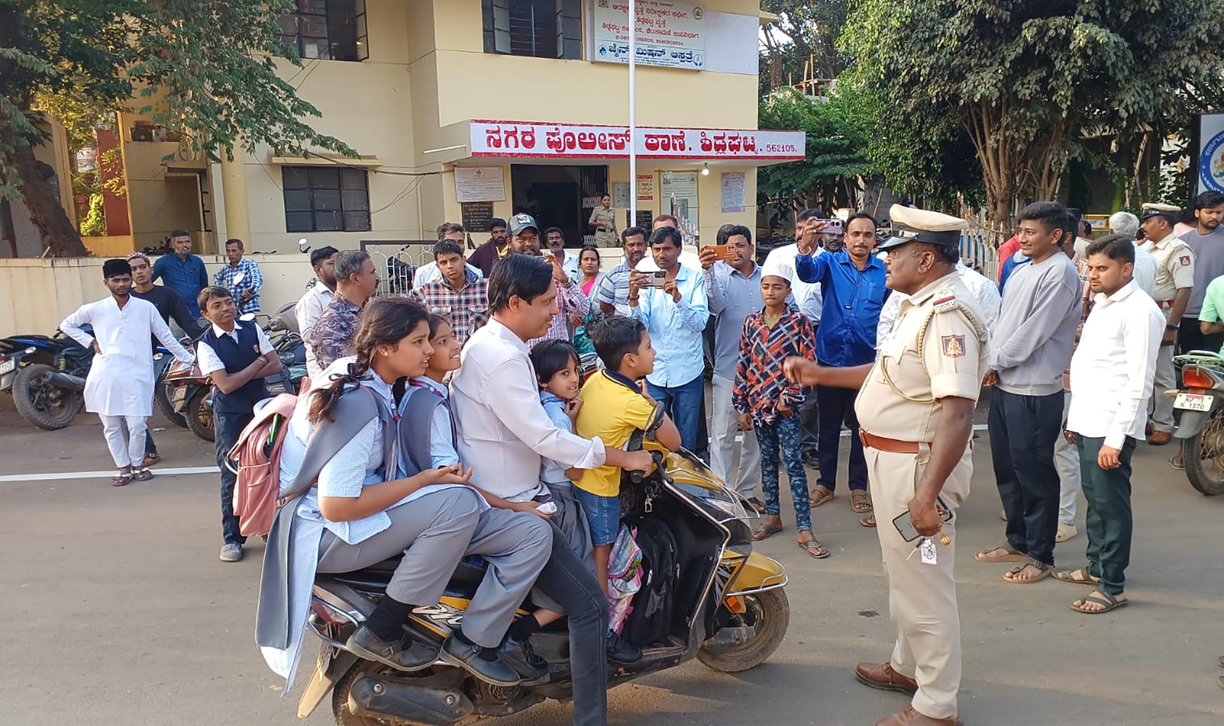 ಶಿಡ್ಲಘಟ್ಟದಲ್ಲಿ ಹೆಲ್ಮೆಟ್ ಧರಿಸದೆ ದ್ವಿಚಕ್ರ ವಾಹನ ಸವಾರರಿಗೆ ಪೊಲೀಸರು ದಂಡ ವಿಧಿಸಿದರು