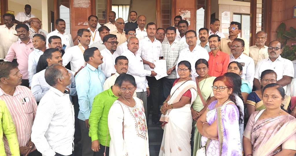 ಜಮಖಂಡಿ | ಅನ್ಯ ಕೆಲಸಗಳಿಗೆ ಶಿಕ್ಷಕರ ಬಳಕೆ: ಬೋಧನೆಗೆ ಹಿನ್ನಡೆ