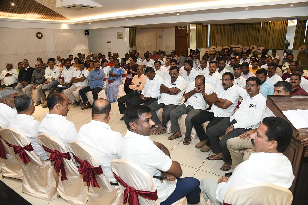 ಉಸ್ತುವಾರಿ ಬದಲಿಸಲು ಒತ್ತಾಯ