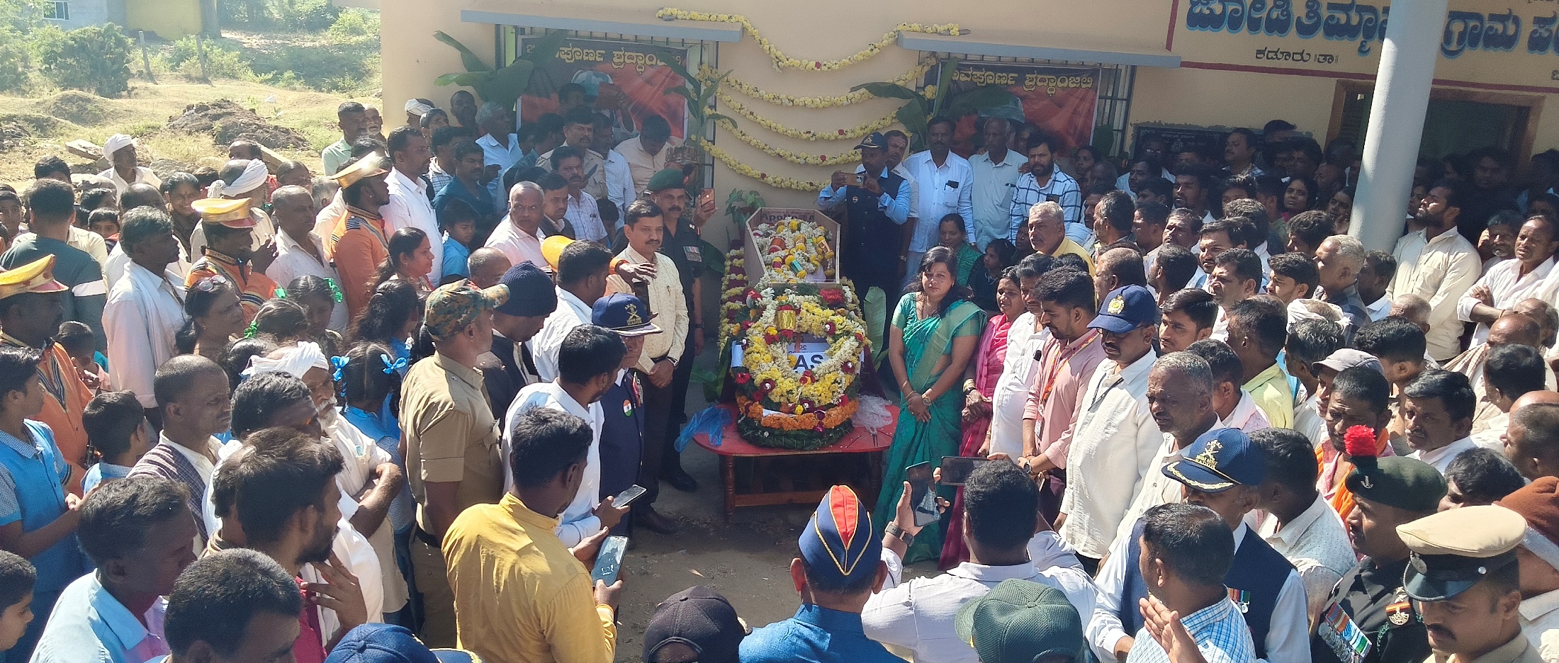 ಜೋಡಿತಿಮ್ಮಾಪುರದಲ್ಲಿ ಮೃತ ಯೋಧ ಗಿರೀಶ್‌ ಅವರ ಪಾರ್ಥಿವ ಶರೀರಕ್ಕೆ ಶುಕ್ರವಾರ ನಿವೃತ್ತ ಯೋಧರು ಕಡೂರು ತಹಶೀಲ್ದಾರ್‌ ತಾಲ್ಲೂಕು ಪಂಚಾಯಿತಿ ಇಒ ಸೇರಿದಂತೆ ವಿವಿಧ ಗಣ್ಯರು ಅಂತಿಮ ನಮನ ಸಲ್ಲಿಸಿದರು