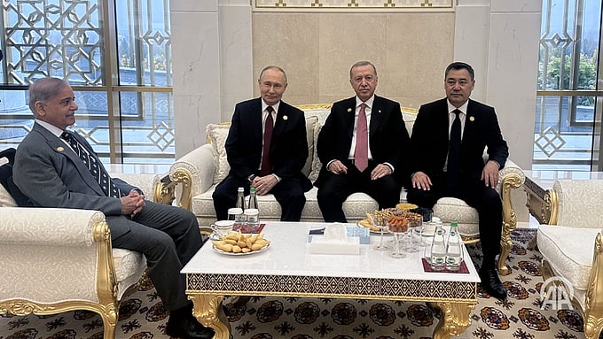 ಪಾಕ್ ಪ್ರಧಾನಿಯನ್ನ 40 ನಿಮಿಷ ಕಾಯಿಸಿದ ಪುಟಿನ್:ಹತಾಶೆಯಿಂದ ಸಭೆಗೆ ನುಗ್ಗಿದ ಷರೀಫ್