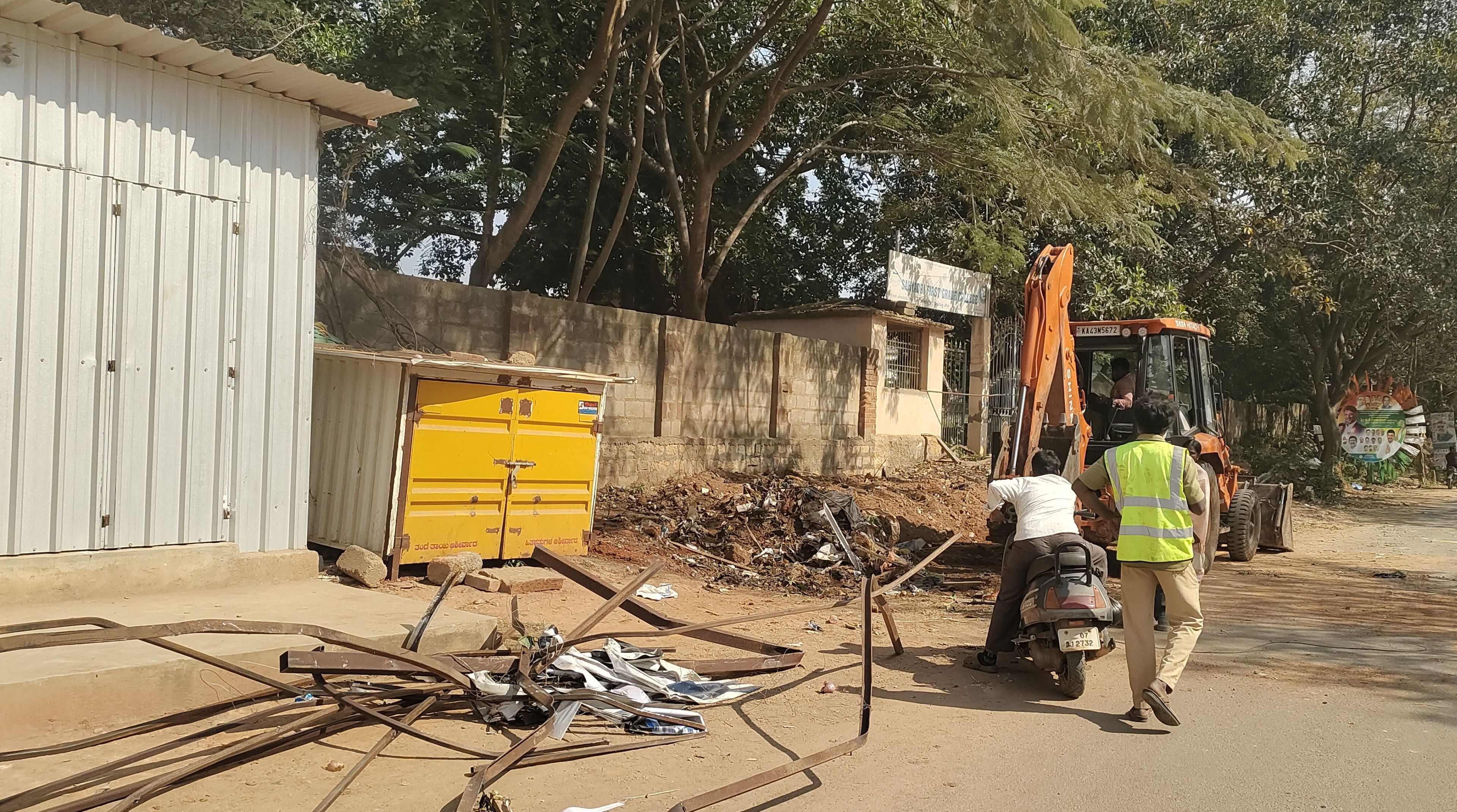 ಡಿಸಿಎಂ ಡಿ.ಕೆ.ಶಿವಕುಮಾರ್ ಆಗಮಿಸುವ ರಸ್ತೆಗಳ ಬದಿಯಲ್ಲಿರುವ ಅನಧಿಕೃತ ಅಂಗಡಿ ಮುಂಗಟ್ಟುಗಳನ್ನು ತೆರವು ಮಾಡುತ್ತಿರುವುದು