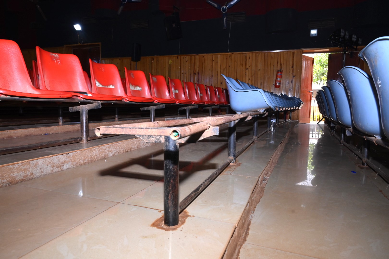 ಒಂದಿಡಿ ಸಾಲಿನಲ್ಲಿ ಆಸನಗಳು ಕಿತ್ತು ಹೋಗಿದ್ದು ಲೋಹ ಅಪಾಯಕ್ಕೆ ಆಹ್ವಾನಿಸುವಂತಿದೆ