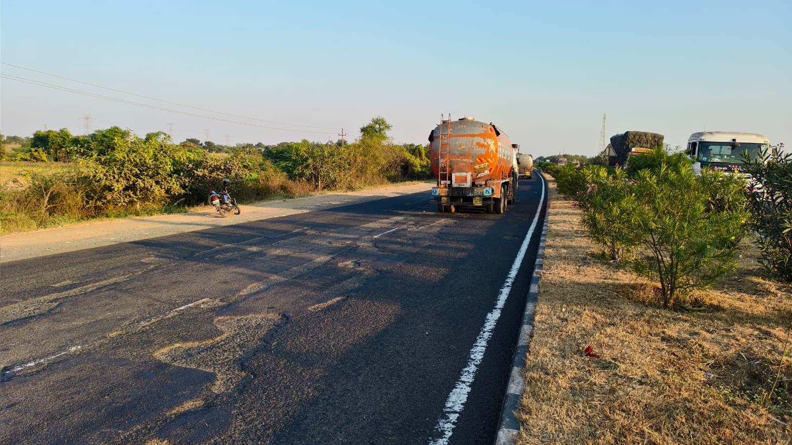 ನಿಡಗುಂದಿ ಸಮೀಪದ ಗೋನಾಳ ಬಳಿ ಸಂಪೂರ್ಣ ಹದಗೆಟ್ಟಿರುವ ರಾಷ್ಟ್ರೀಯ ಹೆದ್ದಾರಿ-50 ರ ರಸ್ತೆ