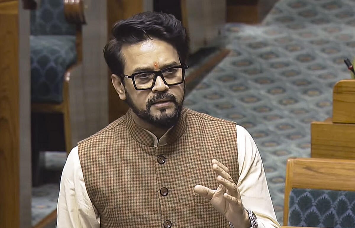 ಲೋಕಸಭೆಯಲ್ಲಿ ಟಿಎಂಸಿ ಸಂಸದ ಇ–ಸಿಗರೇಟ್ ಸೇದುತ್ತಿದ್ದಾರೆ: ಅನುರಾಗ್ ಠಾಕೂರ್ ಆರೋಪ