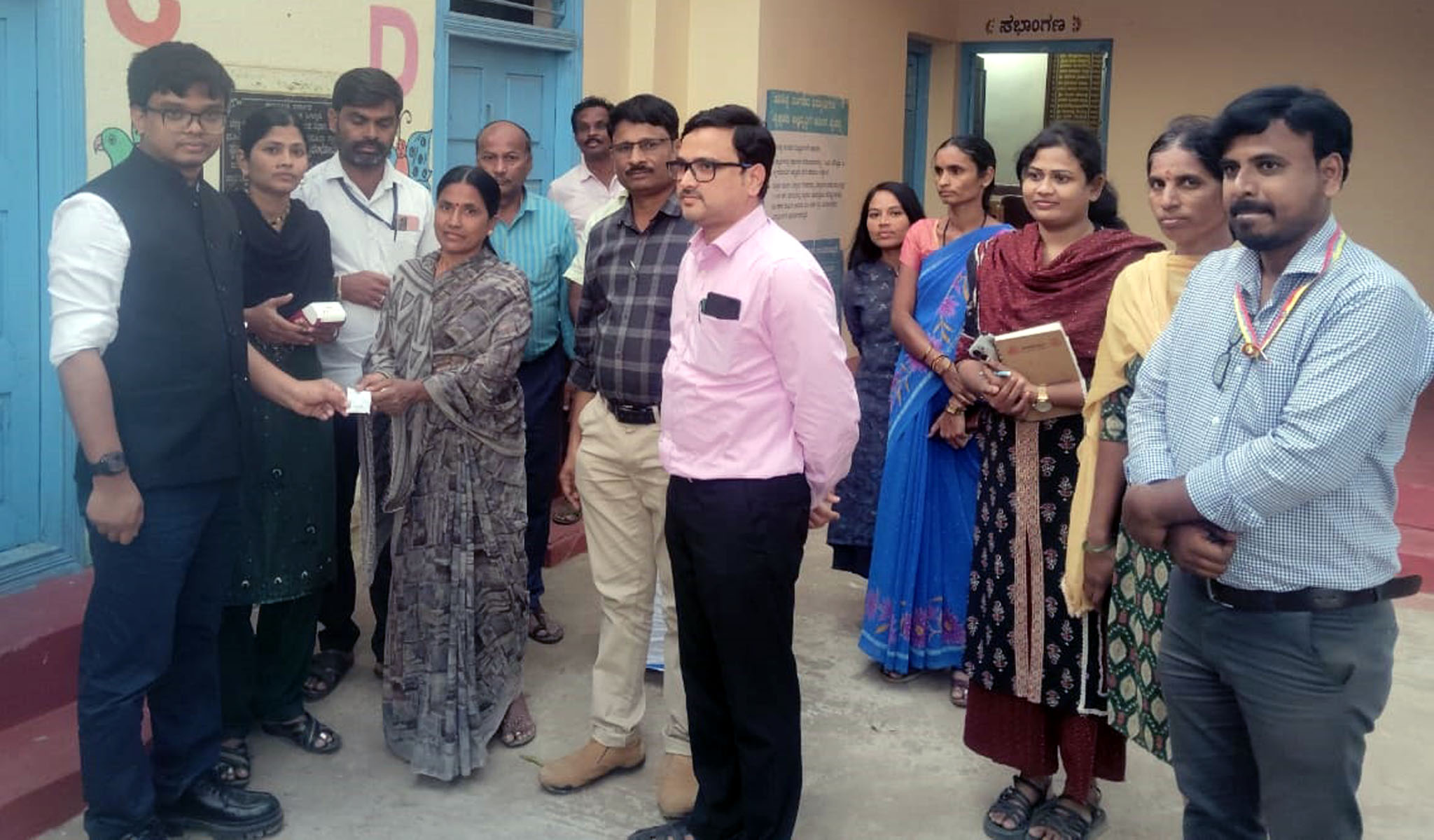 ಹೂವಿನಹಡಗಲಿ ತಾಲ್ಲೂಕು ಹಗರನೂರು ಗ್ರಾಮದ ಆಸ್ತಿ ಮಾಲೀಕರಿ ಜಿ.ಪಂ. ಸಿಇಒ ನೋಂಗ್ಜಾಯ್ ಮಹಮ್ಮದ್ ಅಲಿ ಅಕ್ರಂ ಷಾ ಅವರು ಸ್ವಯಂ ಚಾಲಿತ ಯಂತ್ರದಿಂದ ತೆರಿಗೆ ಪಾವತಿ ರಸೀದಿ ನೀಡಿದರು