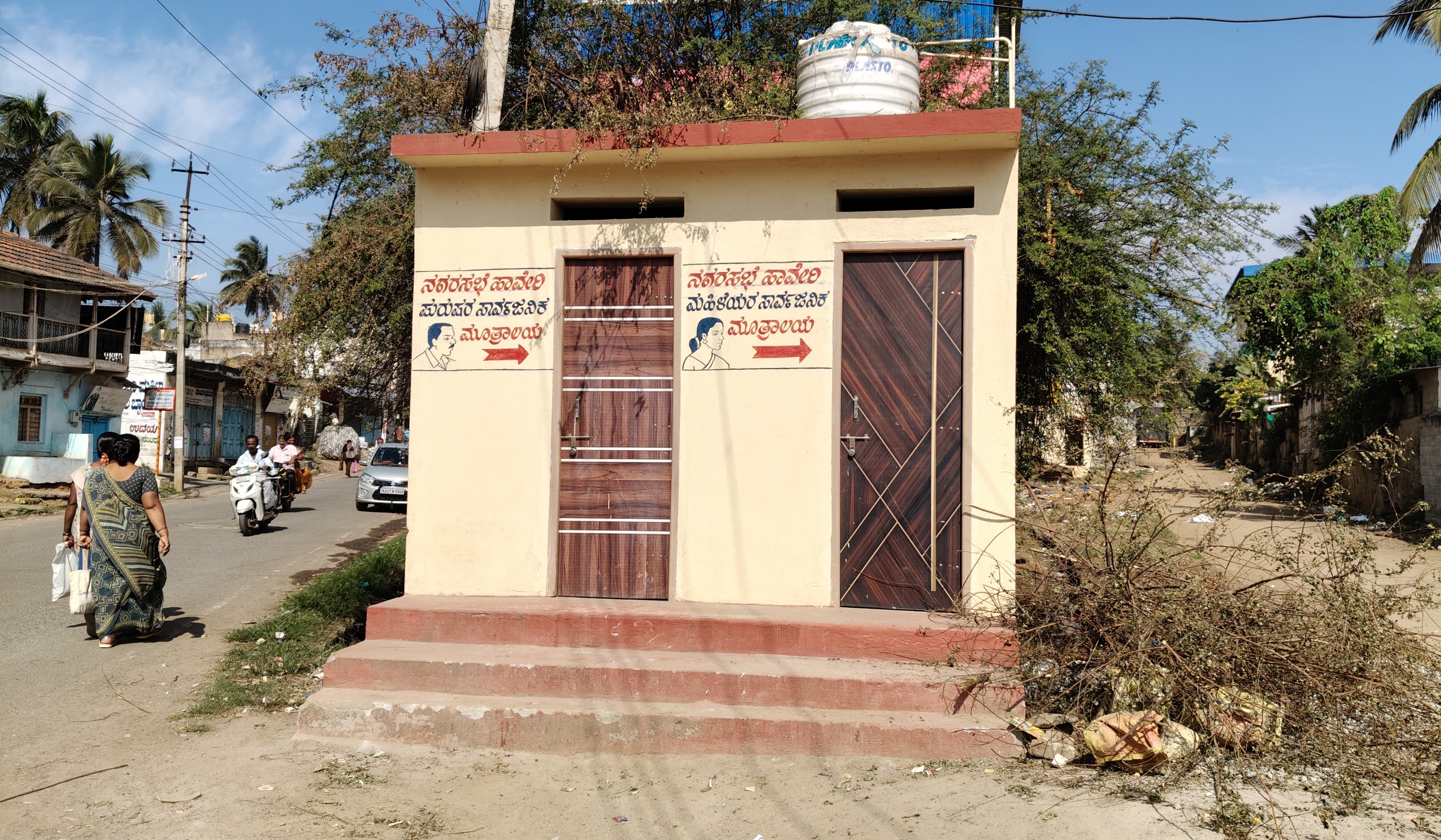 ಹಾವೇರಿಯ ಮುನ್ಸಿಪಲ್ ಹೈಸ್ಕೂಲ್ ರಸ್ತೆಯಲ್ಲಿ ನಿರ್ಮಿಸಿರುವ ಶೌಚಾಲಯದ ಬಾಗಿಲು ಹಾಕಿರುವುದು