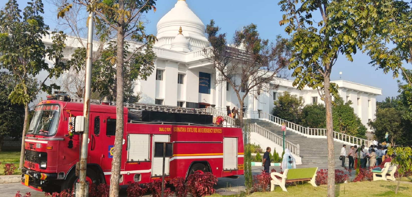 ಕೋಲಾರ ಜಿಲ್ಲಾಡಳಿತ ಭವನಕ್ಕೆ ಮುನ್ನೆಚ್ಚರಿಕೆ ಕ್ರಮವಾಗಿ ಅಗ್ನಿಶಾಮಕ ವಾಹನ ಕರೆಸಿಕೊಳ್ಳಲಾಯಿತು