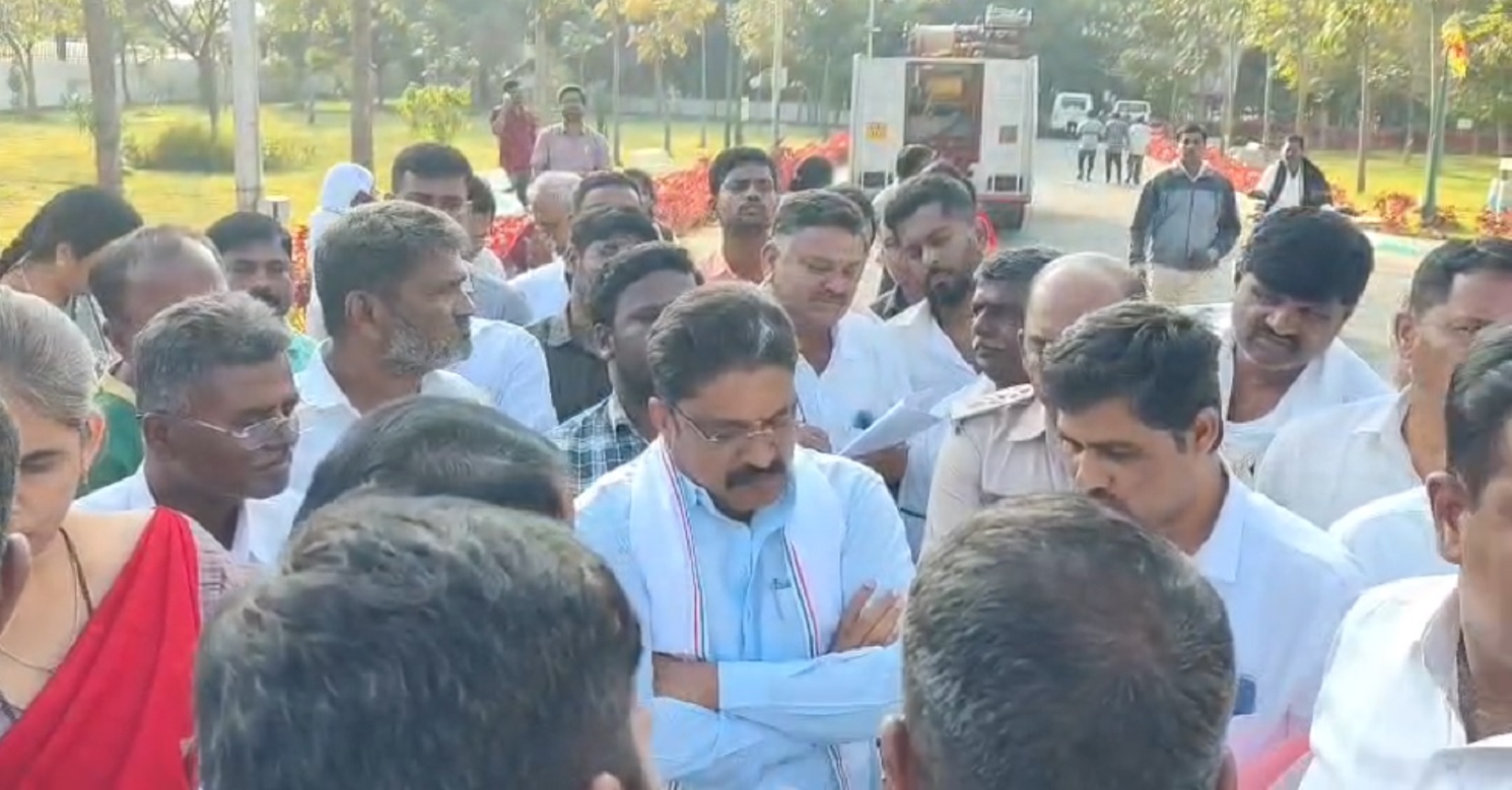 ಜಿಲ್ಲಾಧಿಕಾರಿ ಕಚೇರಿಯಲ್ಲಿ ಅಧಿಕಾರಿಗಳ ಜೊತೆ ಸಭೆ ನಡೆಸುತ್ತಿದ್ದ ಶಾಸಕ ಎಸ್‌.ಎನ್‌.ನಾರಾಯಣಸ್ವಾಮಿ ಬಾಂಬ್‌ ಬೆದರಿಕೆ ಇ–ಮೇಲ್‌ ವಿಚಾರ ಗೊತ್ತಾಗಿ ಹೊರಗಡೆ ಬಂದು ಸಭೆ ನಡೆಸಿದರು