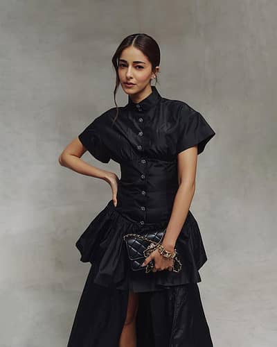 ಕೈಯಲ್ಲಿ ಸ್ಟೈಲಿಶ್ ಬ್ಯಾಗ್ ಹಿಡಿದು ಚಿತ್ರಗಳನ್ನು ಕ್ಲಿಕ್ಕಿಸಿಕೊಂಡಿದ್ದಾರೆ