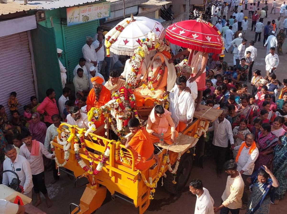 ಬಸವನಬಾಗೇವಾಡಿ: ಇಂಗಳೇಶ್ವರದ  ಚನ್ನಬಸವ  ಸ್ವಾಮೀಜಿಗೆ ಭಕ್ತಿಯ ವಿದಾಯ