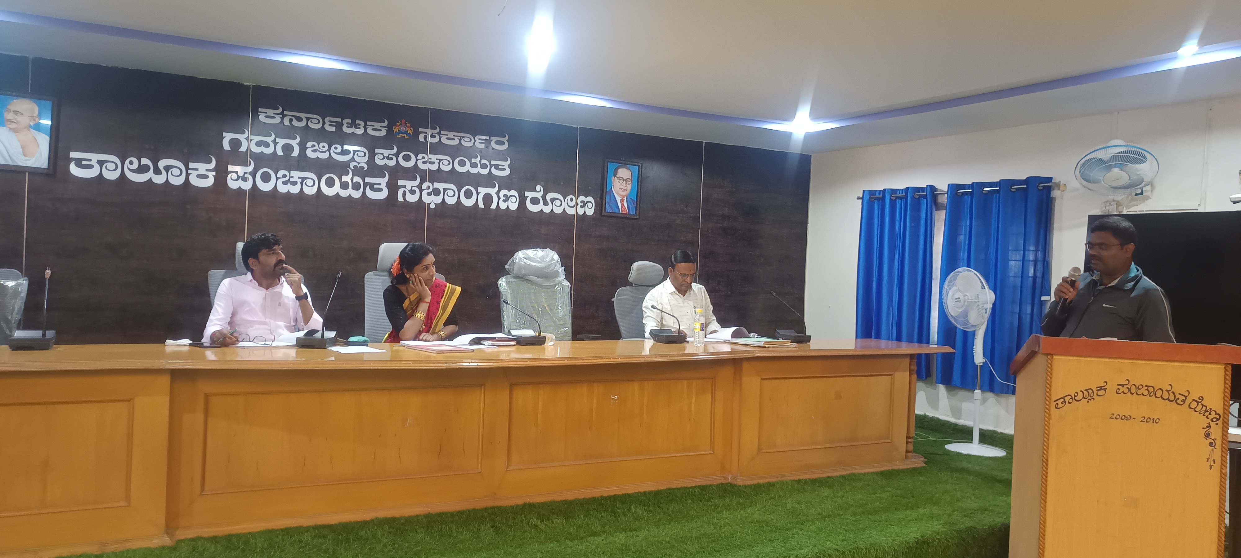 ರೋಣ ತಾಲ್ಲೂಕು ಪಂಚಾಯಿತಿ ಸಭಾಭವನದಲ್ಲಿ ನಡೆದ ಸಾಮಾನ್ಯ ಸಭೆಯಲ್ಲಿ ಆಡಳಿತ ಅಧಿಕಾರಿ ನಂದಾ ಹಣಬರಟ್ಟಿ ಮತ್ತು ತಾಲ್ಲೂಕು ಪಂಚಾಯಿತಿ ಕಾರ್ಯನಿರ್ವಾಹಕ ಚಂದ್ರಶೇಖರ ಕಂದಕೂರ ಅಧಿಕಾರಿಗಳಿಂದ ಮಾಹಿತಿ ಪಡೆದರು.