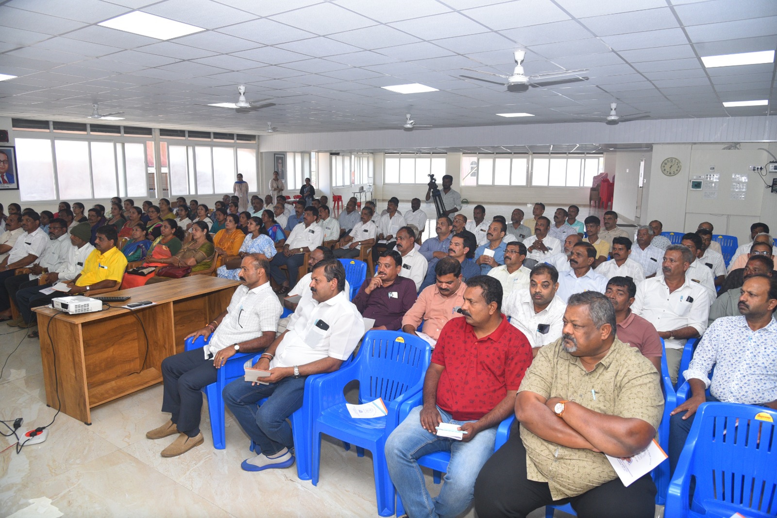 ಕಾರ್ಯಕ್ರಮದಲ್ಲಿ ಭಾಗಿಯಾಗಿದ್ದ ವಿವಿಧ ಸಹಕಾರ ಸಂಘಗಳ ಅಧ್ಯಕ್ಷರು ಉಪಾಧ್ಯಕ್ಷರು ನಿರ್ದೇಶಕರು