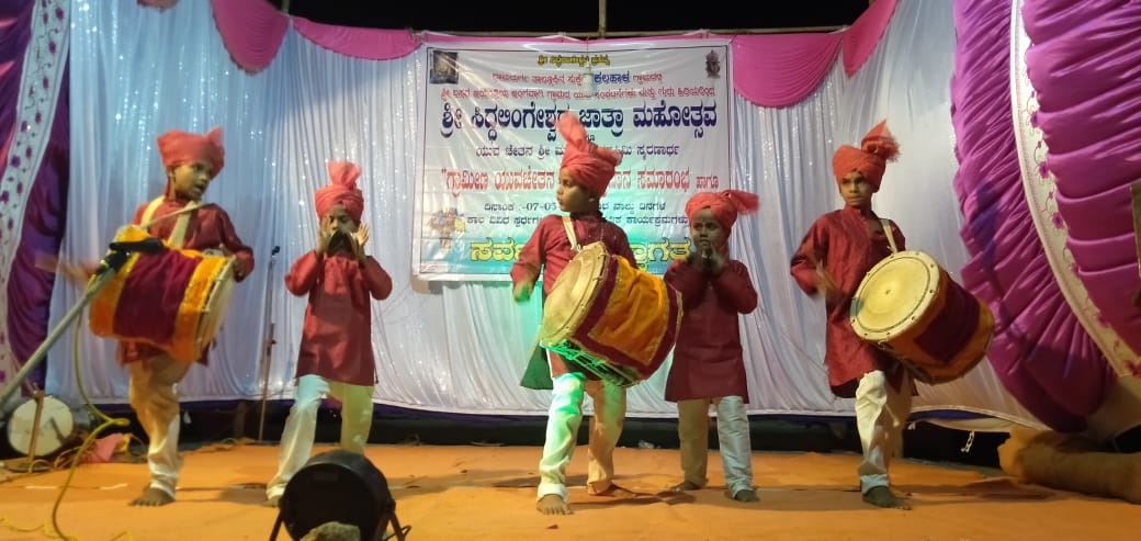 ಕರಡಿ ಮಜಲು ಕಲೆಯ ಪ್ರದರ್ಶನ ನೀಡುತ್ತಿರುವ ಅಭಿನವ ಕರಡಿ