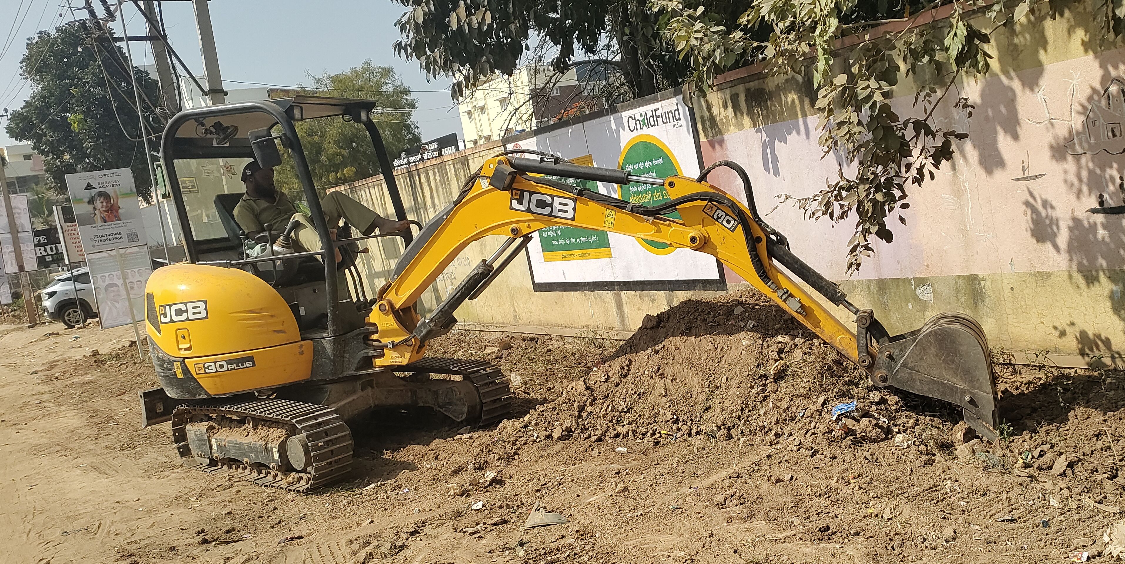 ಸೂಲಿಬೆಲೆ ರಸ್ತೆಯಲ್ಲಿರುವ ಸರ್ಕಾರಿ ಬಾಲಕಿಯರ ಫ್ರೌಢ ಶಾಲೆಯ ಮುಂಭಾಗ ಸ್ವಚ್ಛಗೊಳ್ಳಿಸುತ್ತಿರುವುದು