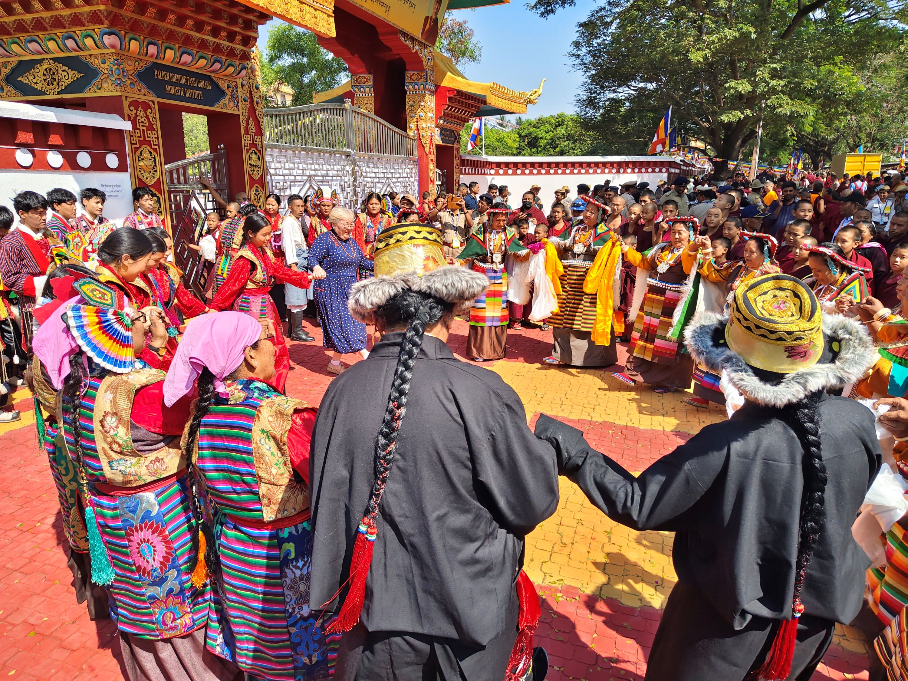 ಮುಂಡಗೋಡ ತಾಲ್ಲೂಕಿಗೆ ಆಗಮಿಸಿದ ದಲೈಲಾಮಾ ಅವರನ್ನು ಟಿಬೆಟನ್‌ ಮಹಿಳೆಯರು ಸಾಂಪ್ರದಾಯಿಕ ವೇಷಭೂಷಣದೊಂದಿಗೆ ನೃತ್ಯದ ಮೂಲಕ ಸ್ವಾಗತಿಸಿದರು