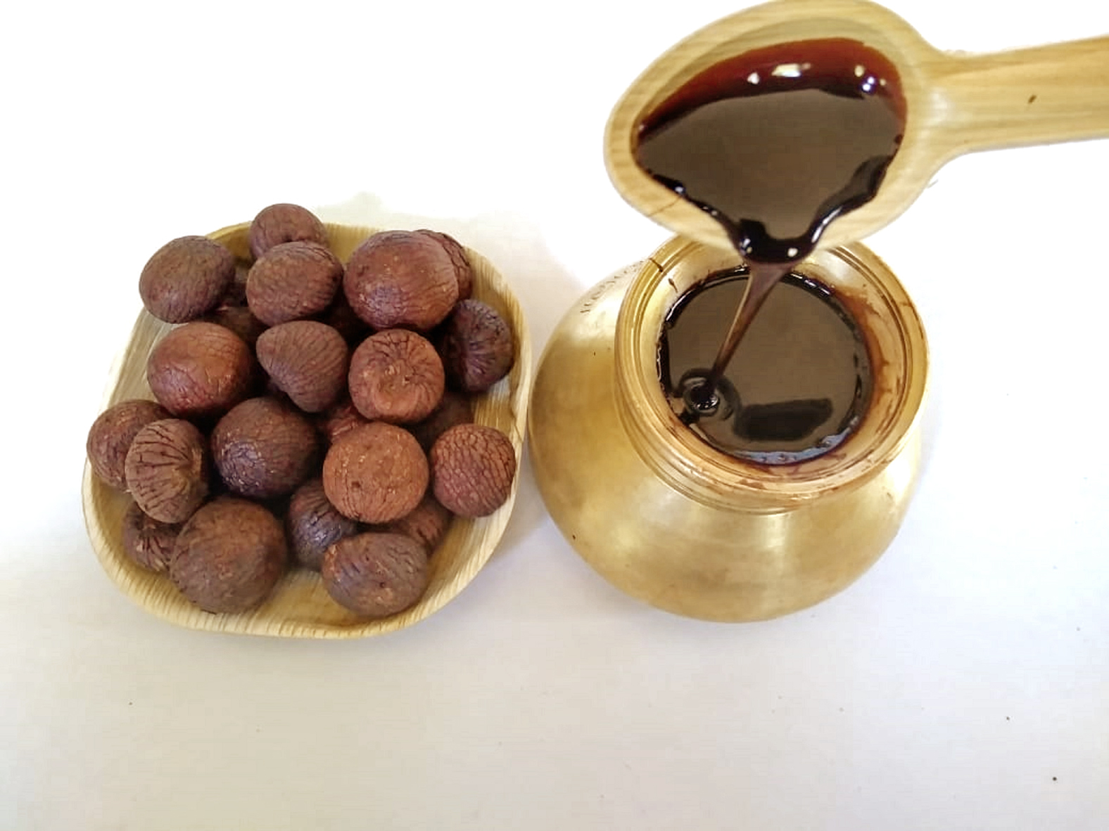 ಕೆಂಪಡಿಕೆ ಮತ್ತು ಕೆಂಪಡಿಕೆಯ ಚೊಗರಿನಿಂದ ತಯಾರಿಸಿದ ಬಣ್ಣ