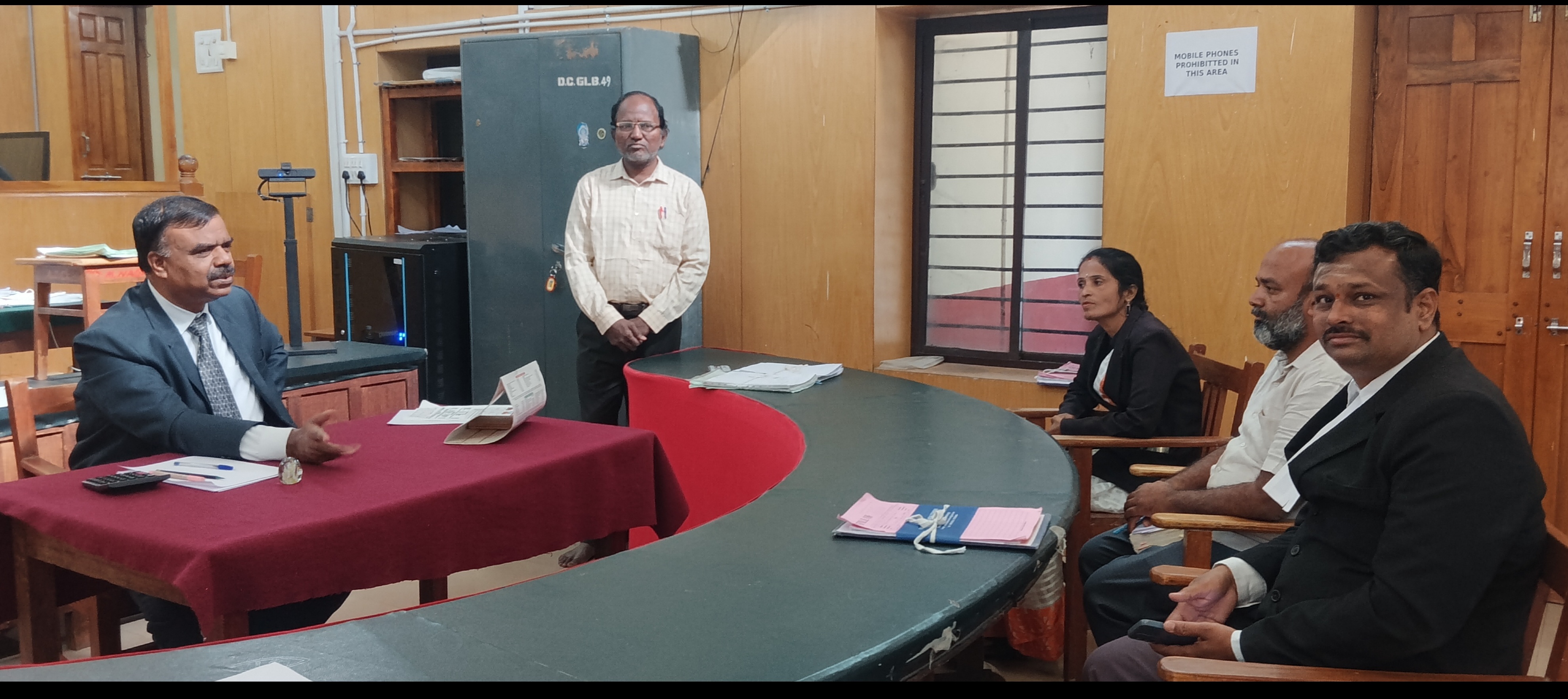 ಕಲಬುರಗಿಯ ಜಿಲ್ಲಾ ನ್ಯಾಯಾಲಯದಲ್ಲಿ ಶನಿವಾರ ಪ್ರಧಾನ ಜಿಲ್ಲಾ ಮತ್ತು ಸೆಷನ್ಸ್ ನ್ಯಾಯಾಧೀಶ ಜಿ.ಎಲ್. ಲಕ್ಷ್ಮೀನಾರಾಯಣ ನೇತೃತ್ವದಲ್ಲಿ ರಾಷ್ಟ್ರೀಯ ಲೋಕ ಅದಾಲತ್‌ ನಡೆಯಿತು