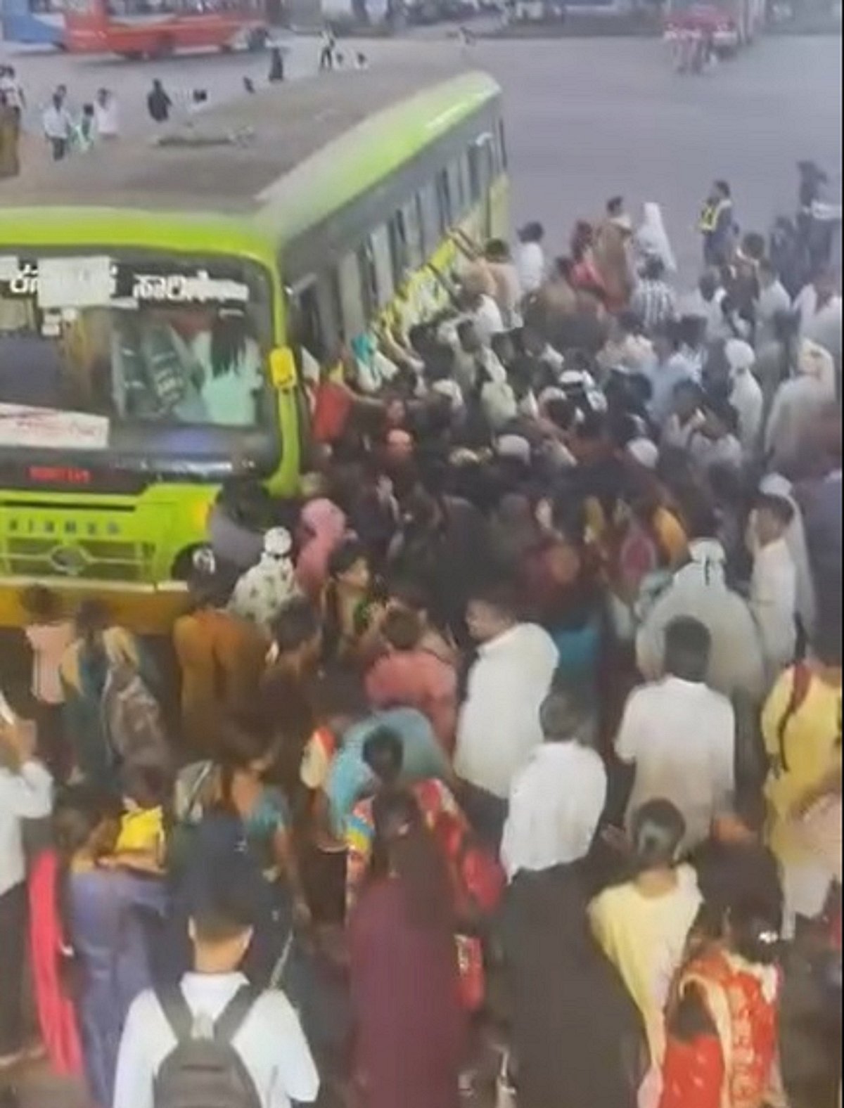 ಹಾವೇರಿ: ಬಸ್‌ ಹತ್ತಲು ನೂಕುನುಗ್ಗಲು, ಪರದಾಟ