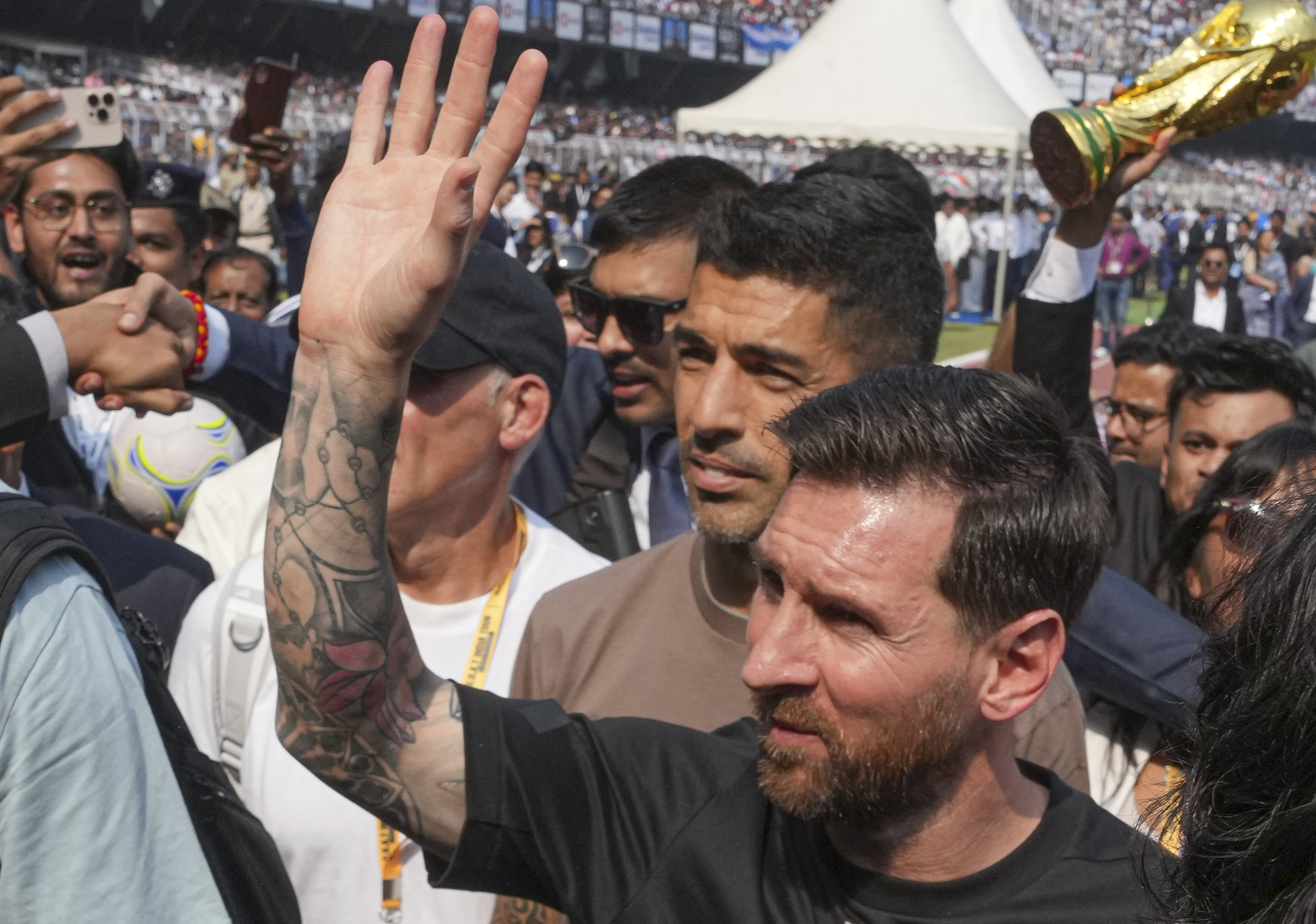 ‘ಗೋಟ್ ಟೂರ್ ಆಫ್ ಇಂಡಿಯಾ 2025’ ಕಾರ್ಯಕ್ರಮದ ಅಂಗವಾಗಿ ಕೋಲ್ಕತ್ತಕ್ಕೆ ಶನಿವಾರ ಭೇಟಿ ನೀಡಿದ್ದ ಫುಟ್‌ಬಾಲ್‌ ಆಟಗಾರ ಲಯೊನೆಲ್ ಮೆಸ್ಸಿ ಸಾಲ್ಟ್‌ ಲೇಕ್‌ ಸ್ಟೇಡಿಯಂನಲ್ಲಿ ಅಭಿಮಾನಿಗಳತ್ತ ಕೈಬೀಸಿದರು   ಪಿಟಿಐ ಚಿತ್ರ 