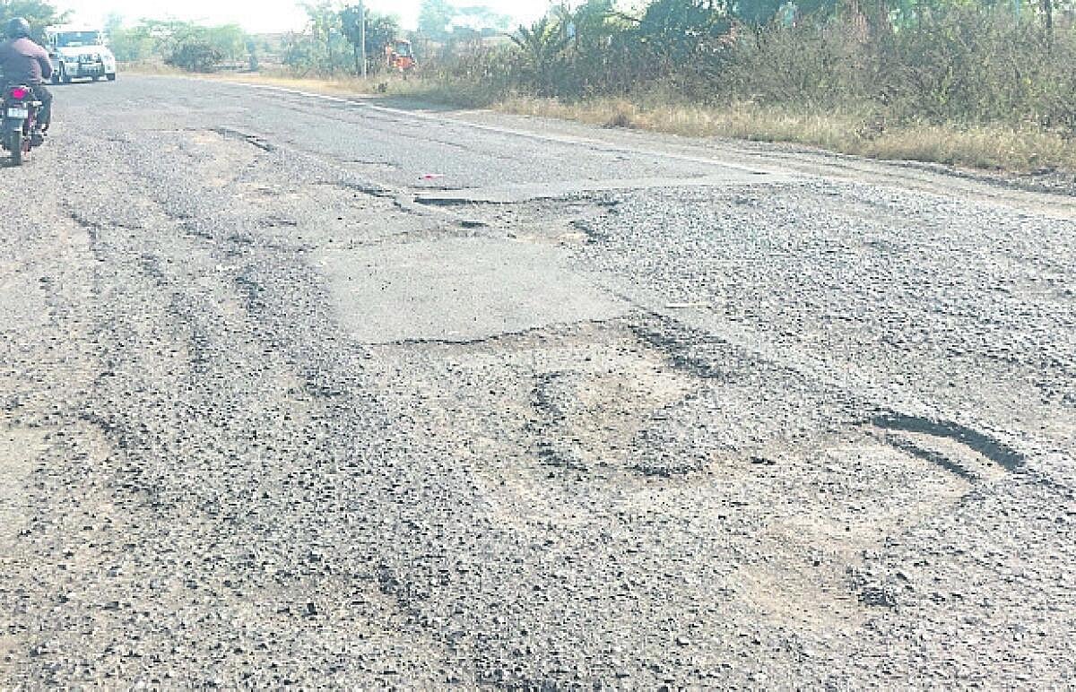 ಚಿಂಚೋಳಿ | ರಾಷ್ಟ್ರೀಯ ಹೆದ್ದಾರಿ: ಗುಂಡಿಗಳ ಕಾರುಬಾರು