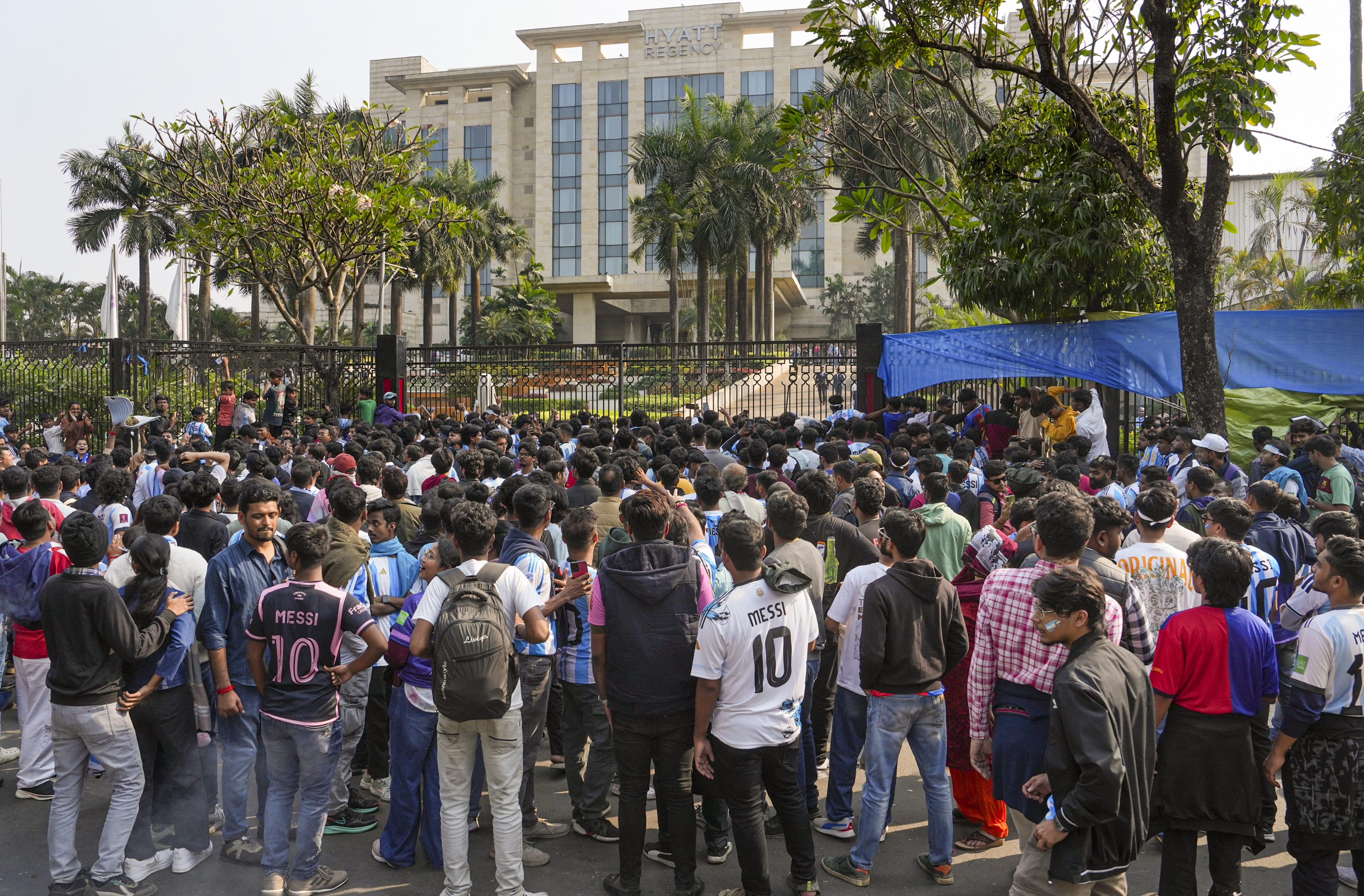ಫುಟ್‌ಬಾಲ್‌ ದಿಗ್ಗಜ ಲಯೊನೆಲ್‌ ಮೆಸ್ಸಿ ಅವರು ಕೋಲ್ಕತ್ತದ ಸಾಲ್ಟ್‌ ಲೇಕ್‌ ಸ್ಟೇಡಿಯಂಗೆ ಭೇಟಿ ನೀಡಿದ ವೇಳೆ ದಾಂದಲೆ ಭುಗಿಲೆದ್ದ ಕಾರಣ ಮೆಸ್ಸಿ ಉಳಿದುಕೊಂಡಿದ್ದ ಹೋಟೆಲ್‌ ಮುಂದೆ ಅವರ ಅಭಿಮಾನಿಗಳು ಶನಿವಾರ ಭಾರಿ ಸಂಖ್ಯೆಯಲ್ಲಿ ಜಮಾಯಿಸಿದ್ದರು ಪಿಟಿಐ ಚಿತ್ರ