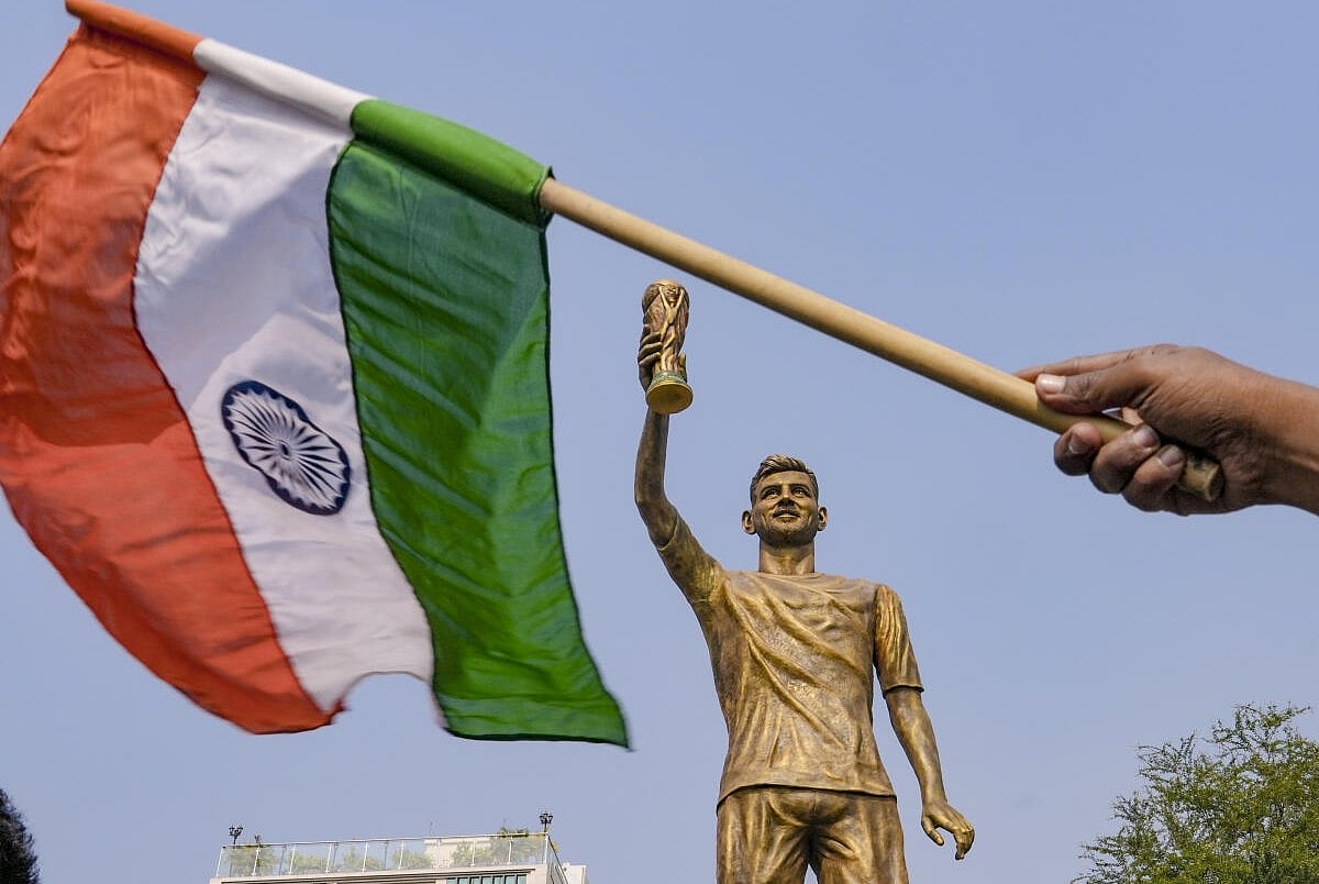 ಕೋಲ್ಕತ್ತದಲ್ಲಿ ನಿರ್ಮಿಸಿರುವ ಮೆಸ್ಸಿಯ 70 ಅಡಿ ಪ್ರತಿಮೆ ಪಾಕ್ ಕ್ರಿಕೆಟಿಗನಂತಿದೆ!