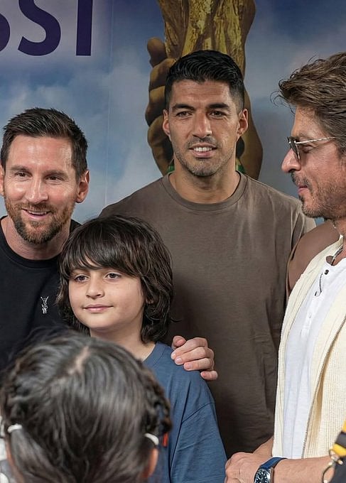 ಫುಟ್‌ಬಾಲ್ ತಾರೆ ಲಯೊನೆಲ್ ಮೆಸ್ಸಿ ಅವರನ್ನು ಭೇಟಿ ಮಾಡಿದ ನಟ ಶಾರುಖ್ ಖಾನ್