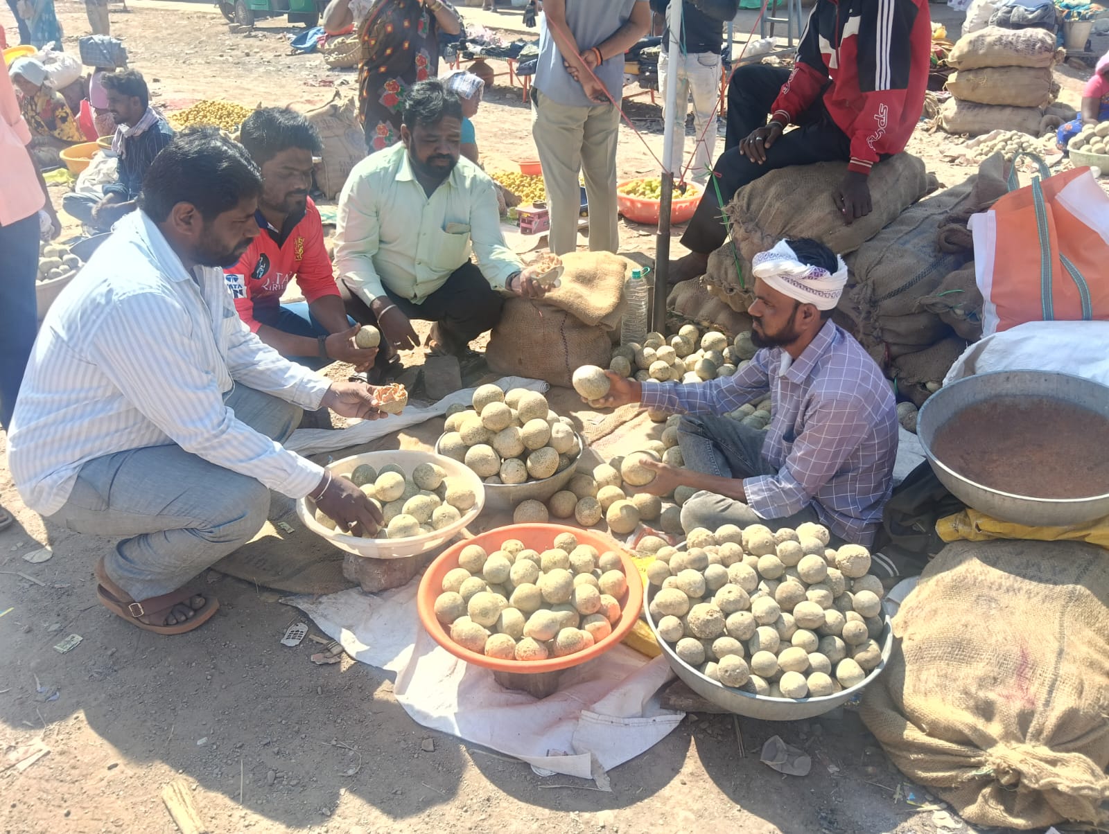 ಬಳುವಲ ಹಣ್ಣು ಖರೀದಿಸುತ್ತಿರುವ ಭಕ್ತರು