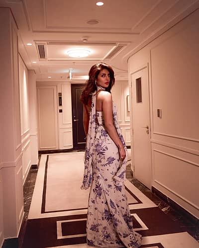 ಬಾಲಿವುಡ್  ನಟಿ ಪ್ರಿಯಾಂಕಾ ಚೋಪ್ರಾ ಅವರು ಸ್ಟೈಲಿಶ್ ಸೀರೆ–ಗೌನ್ ಧರಿಸಿ ಕಂಗೊಳಿಸಿದ್ದಾರೆ.