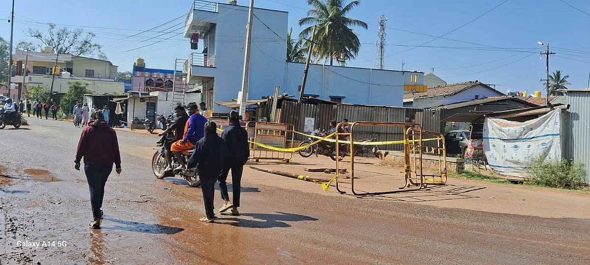 ಸಿರಿಗೆರೆ: ಸೇತುವೆ ಕುಸಿದರೂ ನಿಲ್ಲದ ಗಣಿ ಲಾರಿಗಳ ಸಂಚಾರ!