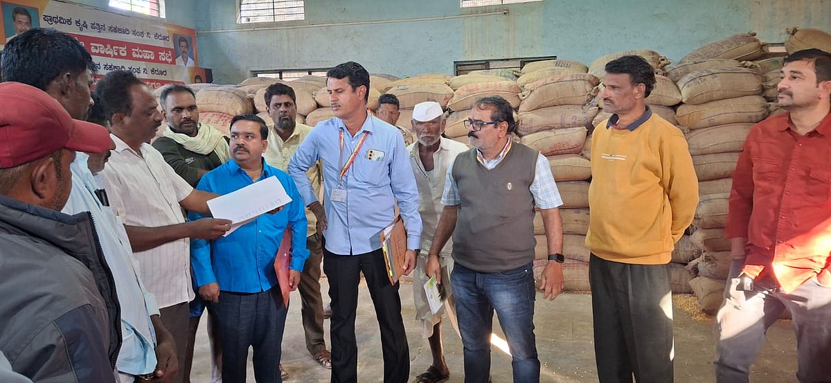 ಕಳಪೆ ಮೆಕ್ಕೆಜೋಳ; ಖರೀದಿ ಸ್ಥಗಿತ: ರೈತರ ಅಕ್ರೋಶ