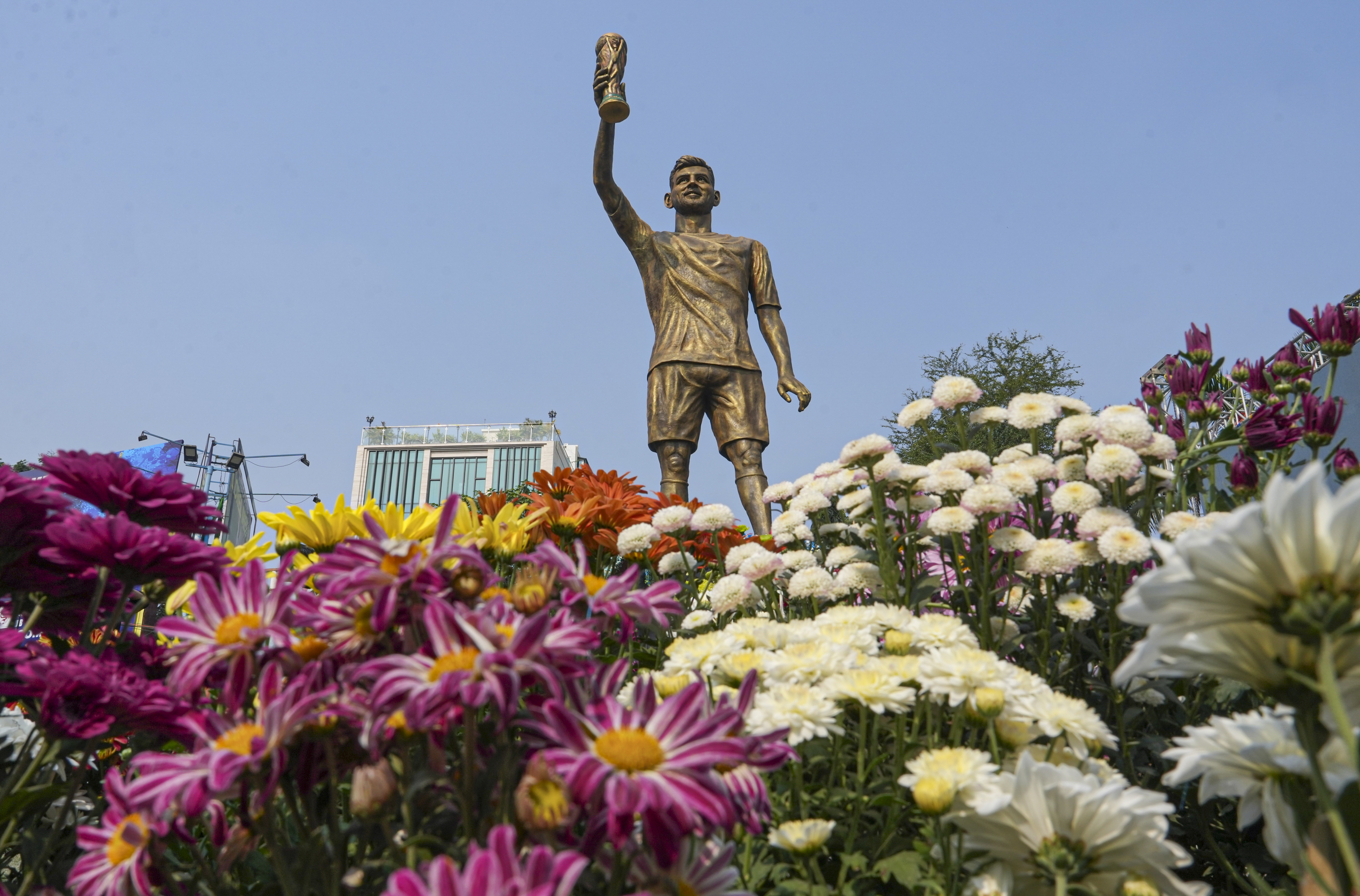 ಕೋಲ್ಕತ್ತದಲ್ಲಿ ಪ್ರತಿಷ್ಠಾಪಿಸಿರುವ ಲಯೊನೆಲ್‌ ಮೆಸ್ಸಿ ಅವರ 70 ಅಡಿ ಎತ್ತರದ ಪ್ರತಿಮೆಯನ್ನು ಶನಿವಾರ ಅನಾವರಣ ಮಾಡಲಾಯಿತು  ಪಿಟಿಐ ಚಿತ್ರ 