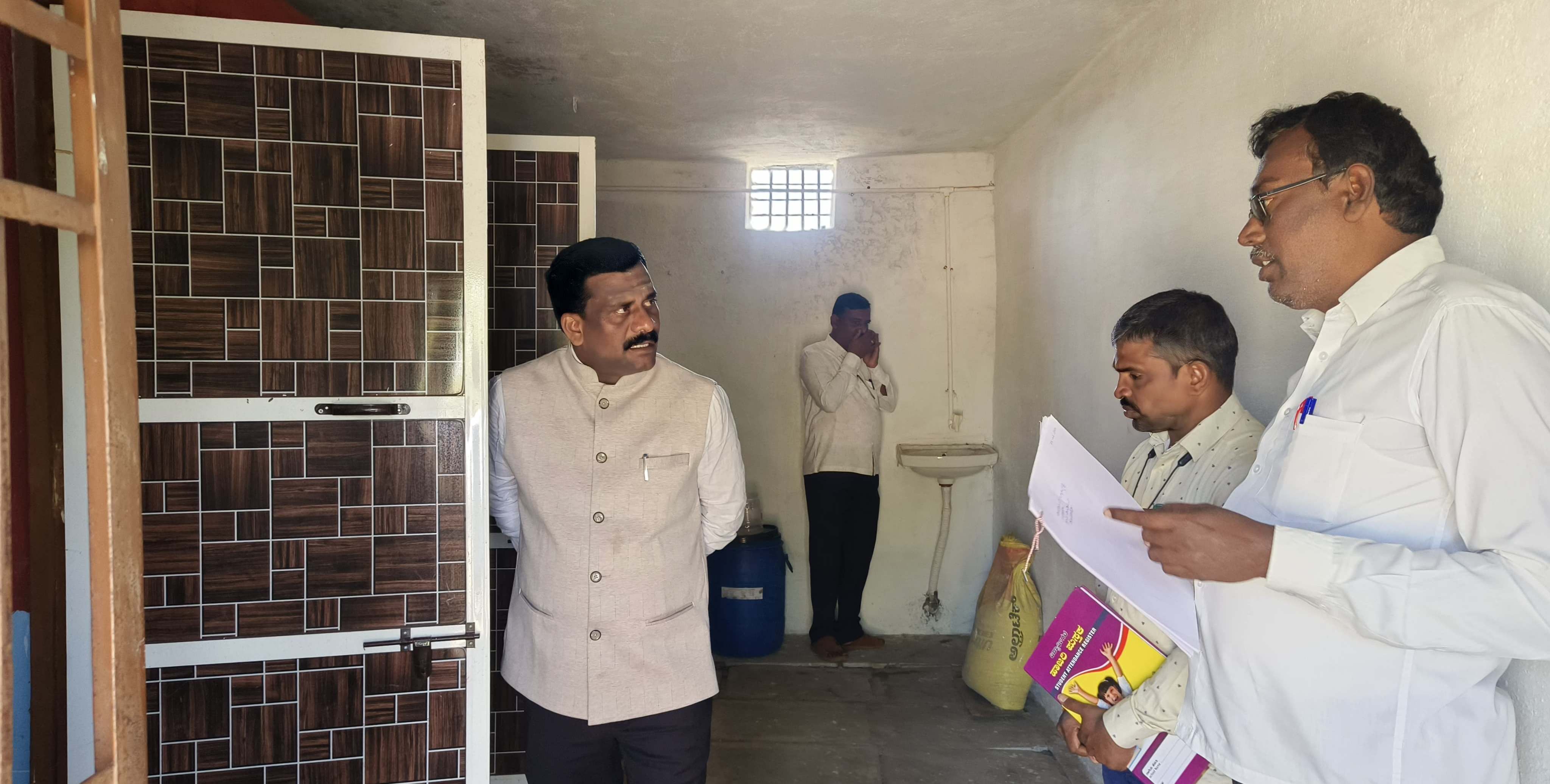 ಡೋಣಗಾಪೂರ ಗ್ರಾಮದ ಸರ್ಕಾರಿ ಪ್ರೌಢ ಶಾಲೆಗೆ ಆಯೋಗದ ಅಧ್ಯಕ್ಷ ಶಶಿಧರ ಕೋಸಂಬೆ ಭೇಟಿ ನೀಡಿ ಶೌಚಾಲಯದ ಸ್ಥಿತಿಗತಿ ಪರಿಶೀಲಿಸಿದರು