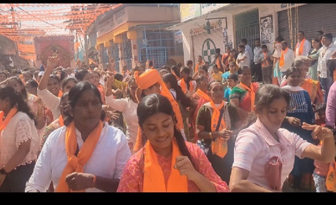 ಹನುಮೋತ್ಸವ ಸಾಗುವ ಮಾರ್ಗದ ಉದ್ದಕ್ಕೂ ಮಹಿಳೆಯರು ಪುರುಷರು ಯುವಕ– ಯುವತಿಯರು ನರ್ತಿಸಿ ಭಕ್ತಿ ಪ್ರದರ್ಶಿಸಿದರು