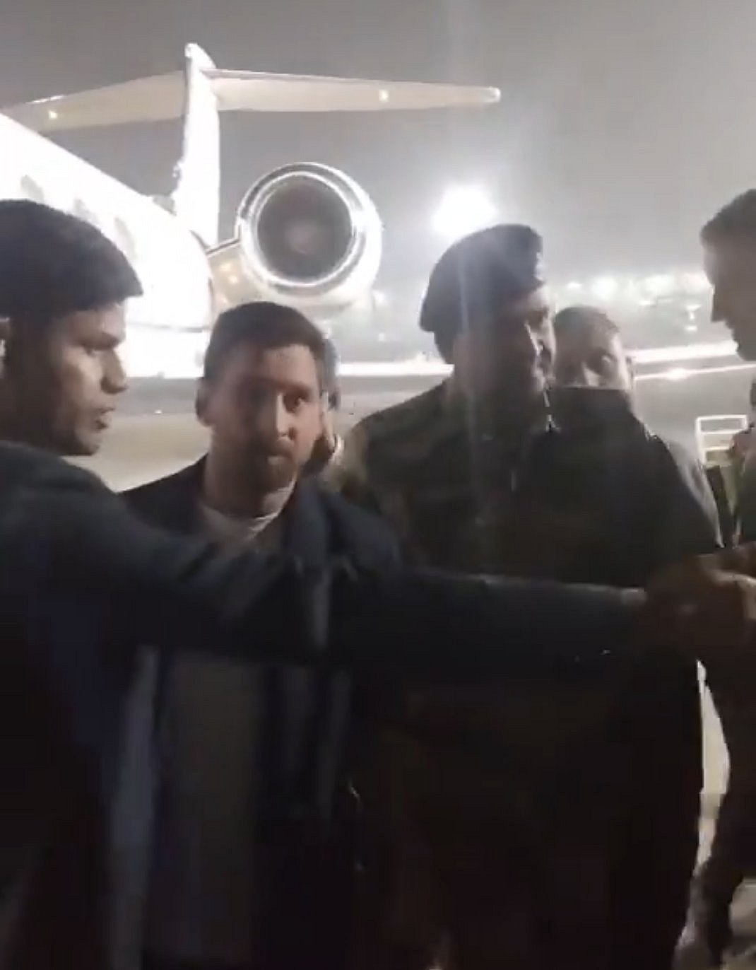 ಕೋಲ್ಕತ್ತದಲ್ಲಿ ಮೆಸ್ಸಿ ಮೇನಿಯಾ: ನೆಚ್ಚಿನ ತಾರೆ ನೋಡಲು ಜನರ ನೂಕುನುಗ್ಗಲು