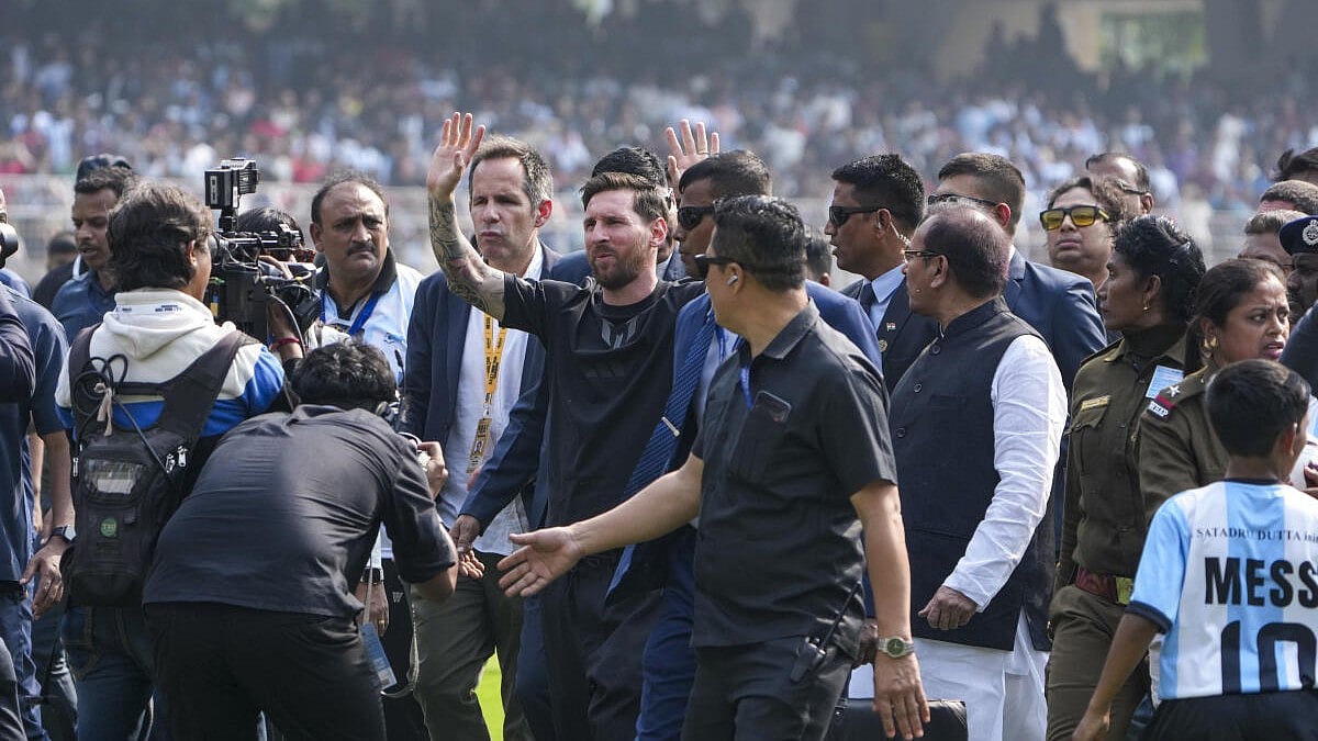 ಗದ್ದಲದ ನಡುವೆಯೂ ಇಬ್ಬರು ಅದೃಷ್ಟವಂತರ ಜೆರ್ಸಿಗೆ ಹಸ್ತಾಕ್ಷರ ಹಾಕಿದ ಮೆಸ್ಸಿ