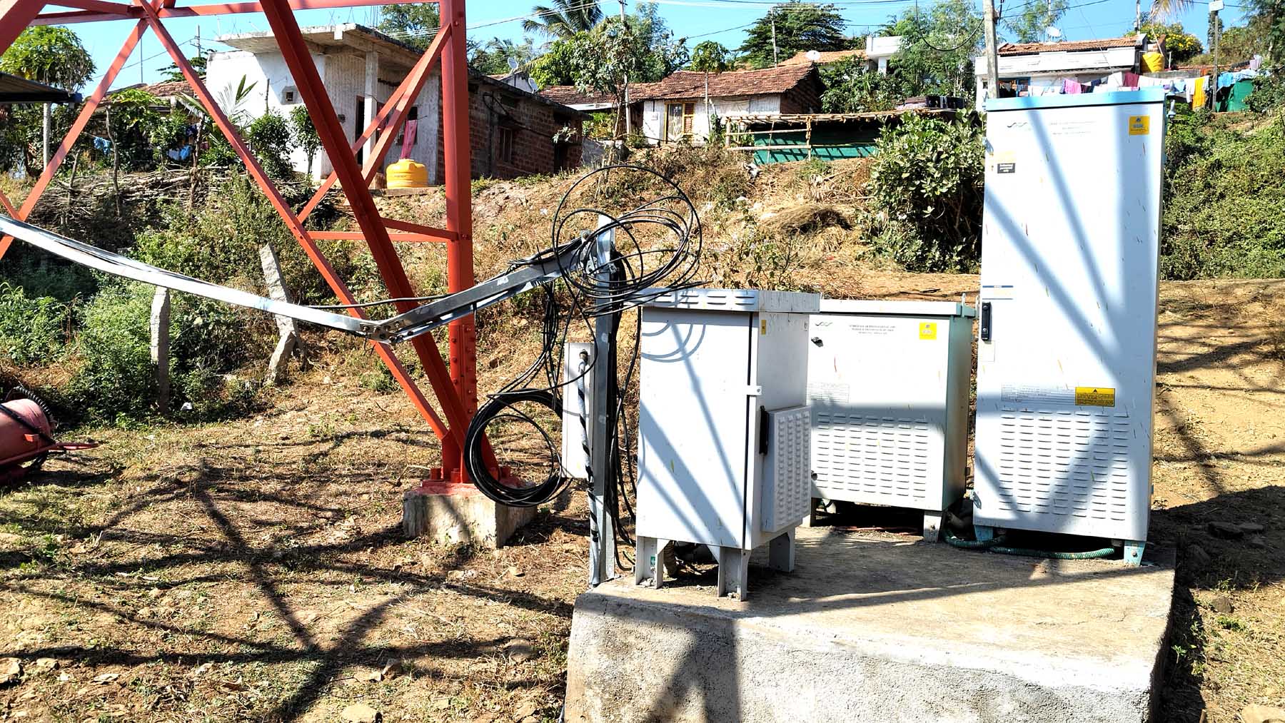 ಬಸವಾಪಟ್ಟಣ ಸಮೀಪದ ನಿಲೋಗಲ್‌ನಲ್ಲಿ ಬಿಎಸ್ಎನ್ಎಲ್ ನಿರ್ಮಿಸಿರುವ ಸೋಲಾರ್‌ ಆಧಾರಿತ ಟೆಲಿಫೋನ್ ಗೋಪುರದ ಸಂಪರ್ಕ ಉಪಕರಣದ ರಾಡುಗಳನ್ನು ಕಿಡಿಗೇಡಿಗಳು ಹಾಳು ಮಾಡಿರುವುದು