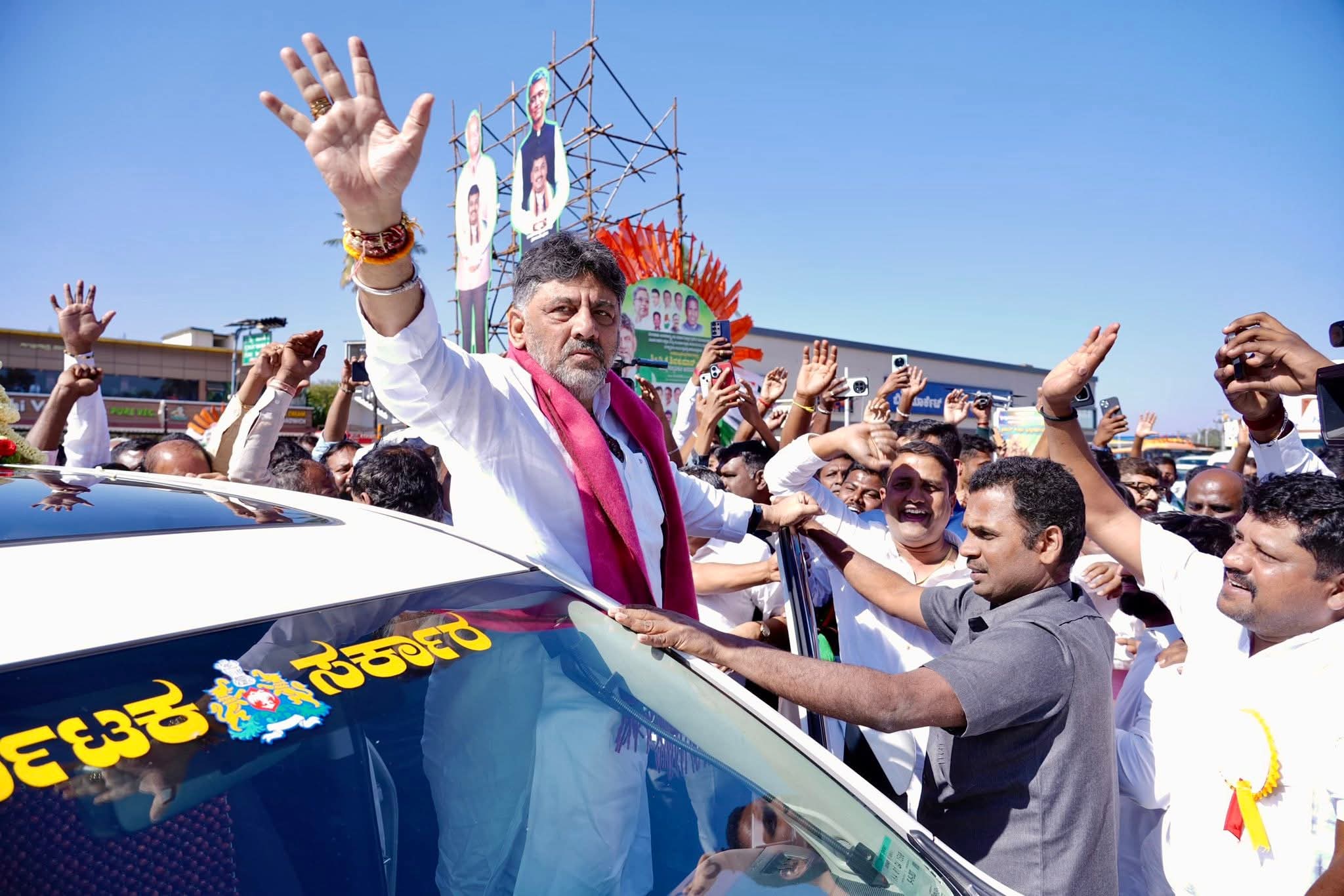 ದೇವನಹಳ್ಳಿಗೆ ಆಗಮಿಸಿದ ಡಿಸಿಎಂ ಡಿ.ಕೆ.ಶಿವಕುಮಾರ್ ಅವರನ್ನು ಕಾಂಗ್ರೆಸ್ ಪಕ್ಷದ ಕಾರ್ಯಕತರು ಮುಖಂಡರು ಬೆಂಬಲಿಗರು ಬರಮಾಡಿಕೊಂಡರು