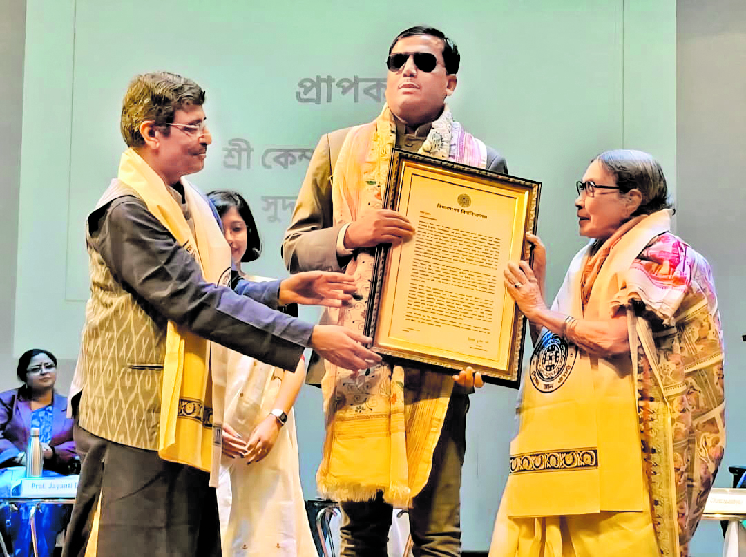 ‘ವಿದ್ಯಾಸಾಗರ ಪುರಸ್ಕಾರ’ ಸ್ವೀಕರಿಸುತ್ತಿರುವ ಕೆಂಪಹೊನ್ನಯ್ಯ