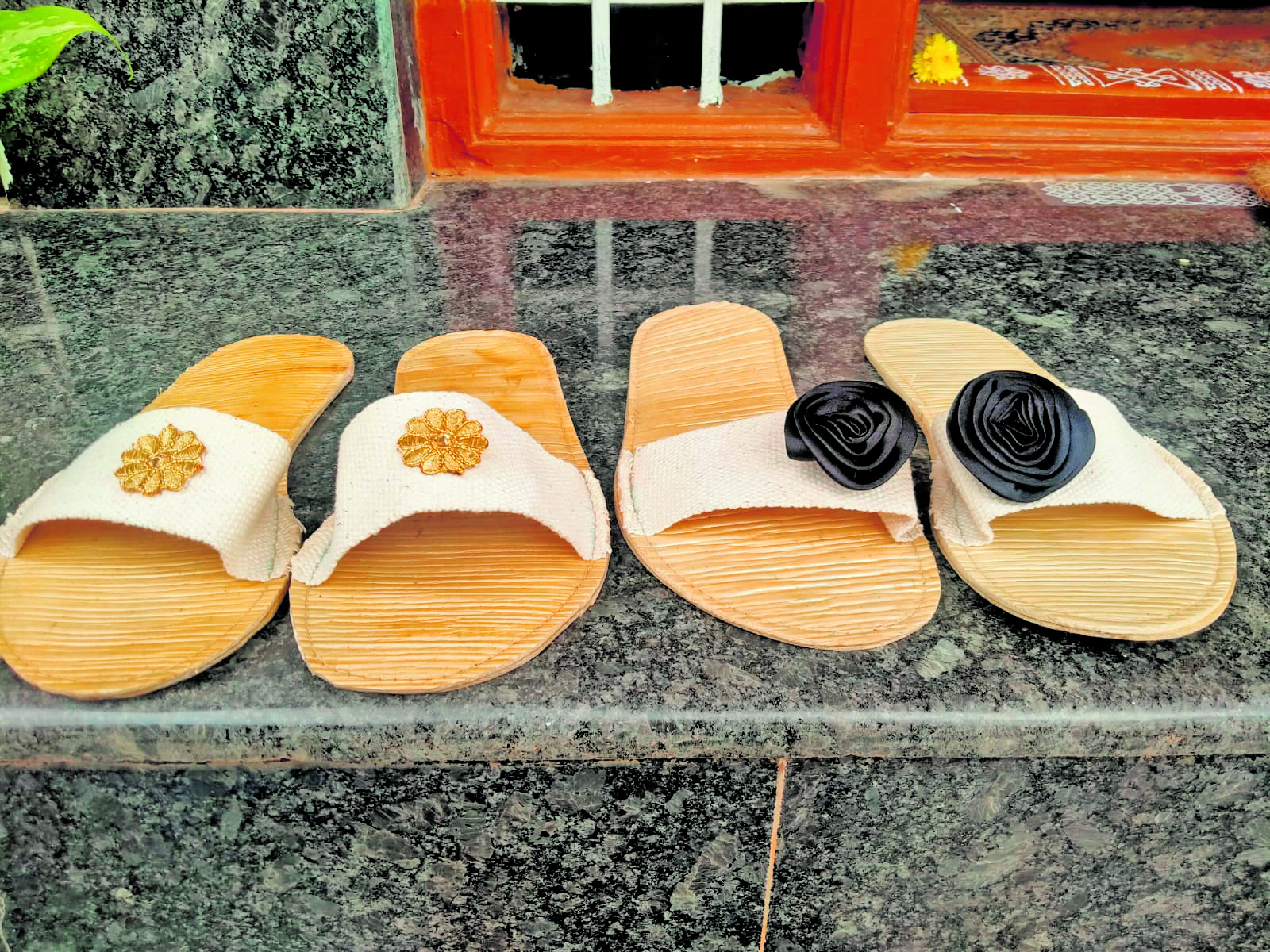 ಅಡಿಕೆ ಹಾಳೆಯಿಂದ ತಯಾರಿಸಿದ ಚಪ್ಪಲಿಗಳು