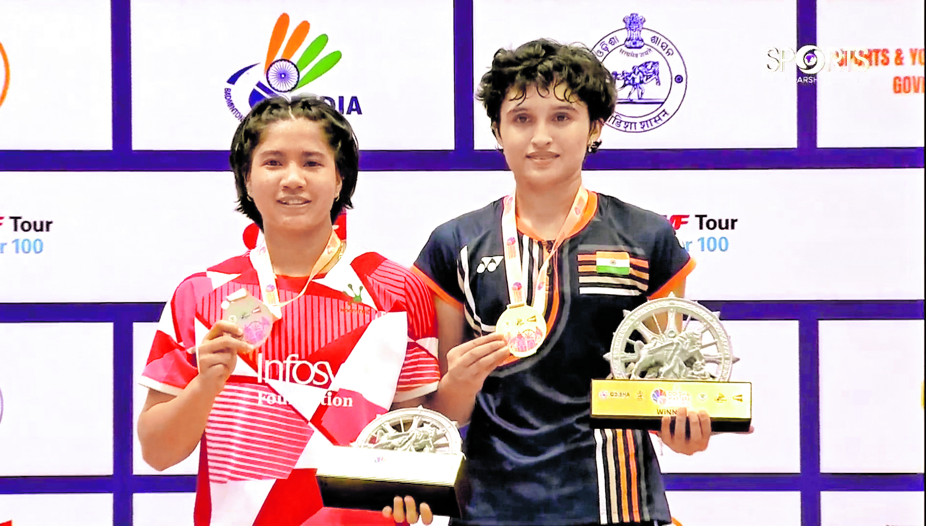 ಪ್ರಶಸ್ತಿಯೊಂದಿಗೆ ಉನ್ನತಿ ಹೂಡ (ಬಲ) ಹಾಗೂ ಇಶಾರಾಣಿ ಬರೂವಾ 