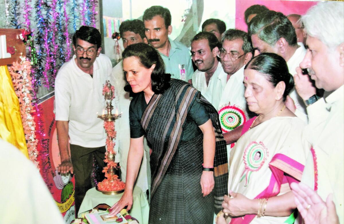 ಕಾಂಗ್ರೆಸ್‌ ವರಿಷ್ಠರಾದ ಸೋನಿಯಾ ಗಾಂಧಿ ಅವರೊಂದಿಗೆ ಶಾಮನೂರು ಶಿವಶಂಕರಪ್ಪ