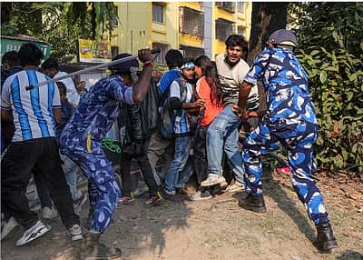 ‘ಕಾರ್ಯಕ್ರಮ ಆಯೋಜಕರ ಅತ್ಯುತ್ಸಾಹ, ಅವರ ಆಪ್ತರು ಮೆಸ್ಸಿ ಅವರನ್ನು ಸುತ್ತುವರಿದರು. ಅವರೊಂದಿಗೆ ಸೆಲ್ಫಿಗಳನ್ನು ತೆಗೆದುಕೊಳ್ಳಲು ಮುಂದಾದರು. ಇದರಿಂದ ಮೆಸ್ಸಿ ಅವರನ್ನು ನೋಡಲು ಬಂದಿದ್ದ ಪ್ರೇಕ್ಷಕರ ಗ್ಯಾಲರಿಯಲ್ಲಿದವರಿಗೆ ಸಮಸ್ಯೆಯಾಯಿತು’ ಎಂದು ಟಿಎಂಸಿ ವಕ್ತಾರ ಕುನಾಲ್‌ ಘೋಷ್‌ ಟೀಕಿಸಿದ್ದಾರೆ.